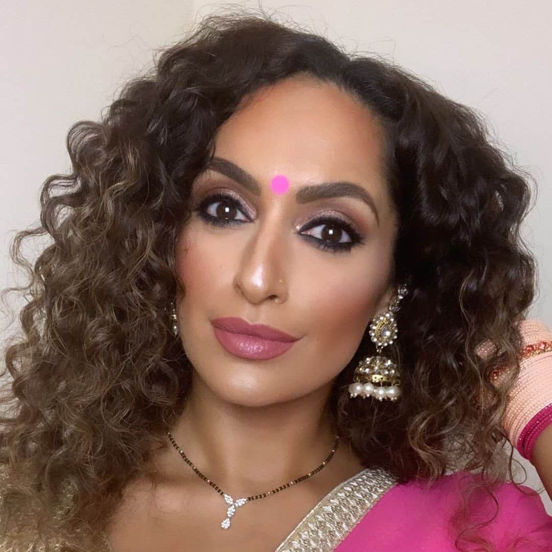 M·A·C Cosmetics UK & Irelandさんのインスタグラム写真 - (M·A·C Cosmetics UK & IrelandInstagram)「Happy Diwali from M·A·C 🪔May your celebrations be filled with love and light⁠⠀ ⁠⠀ In need of a little inspo? ✨ Swipe to see the radiant Diwali looks created by YOU!⁠⠀ @nishasirpal_makeup @jademistry_mua ⁠@manisha02224 ⁠@shereneboo @jazzzy_babbby   Which one will you try? Let us know below👇⁠⠀ #MACDiwali #MACCosmeticsUK #MACCosmetics #MACCelebratesDiwali」11月14日 19時47分 - maccosmeticsuk
