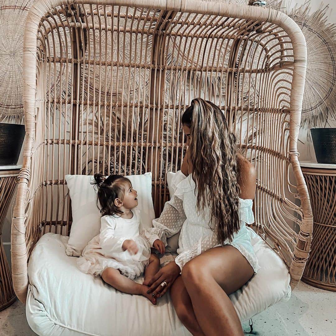 エイミー・ウィラートンのインスタグラム：「The next time I worry that she won’t be able to read emotions because of a mask , I will remind myself that this generation will read eyes with more depth and knowledge than we ever will 👁 ♥️ #2020babies #worldkindnessday」