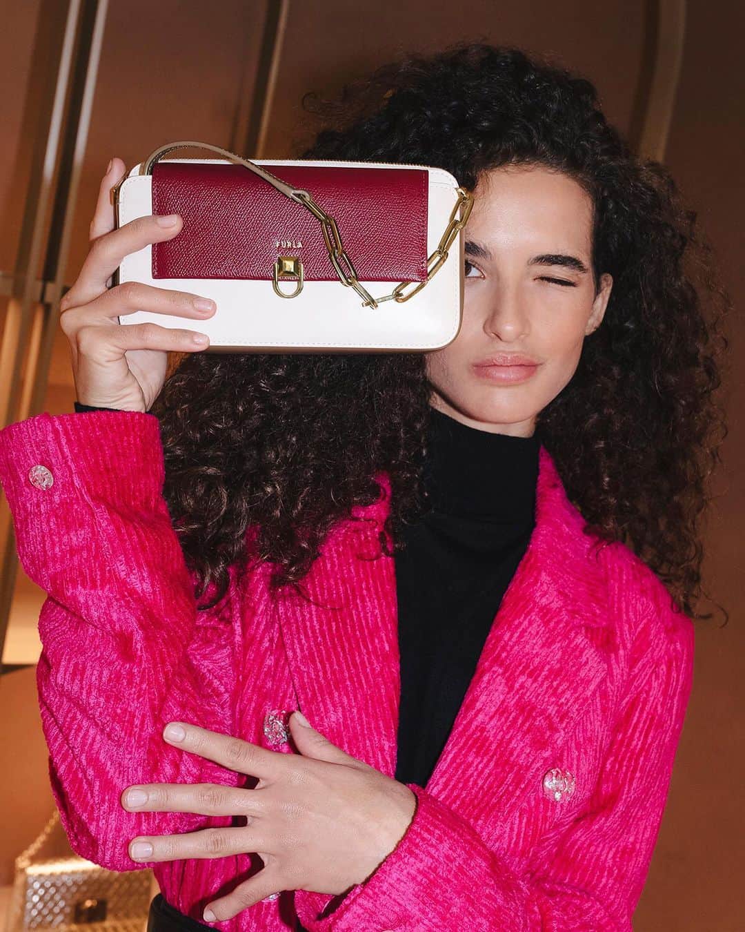 フルラのインスタグラム：「The mini bag trend continues. @chiarascelsi loves her Furla Miss Mimì. And you?  #thefurlasociety #furlafeeling #furlagift #newcollection #furla #accessories #fashion」