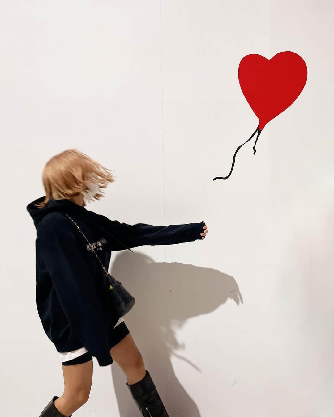 田代裕美恵のインスタグラム：「🎈 . . Girl with ballon. . . 髪の毛上手になびかせれた🥴笑 . . #banksy #banksyexhibition」