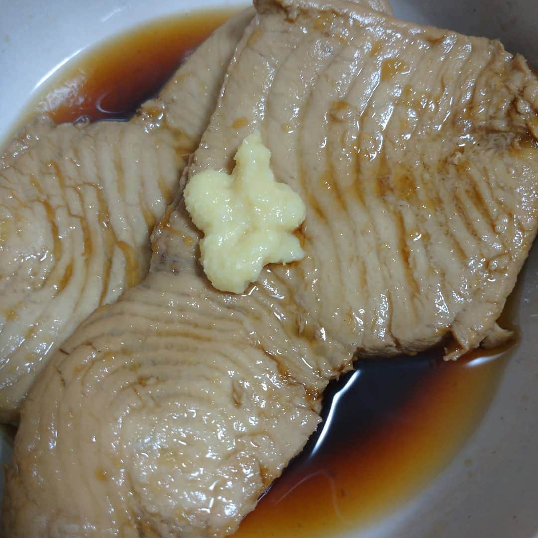 橋本和樹さんのインスタグラム写真 - (橋本和樹Instagram)「本日のズボラ飯  モウカサメが安かったので 煮付けに 身は淡白ですが味が染みて ホロホロと口でほどけて良い  美味しゅうございます。 #ズボラ飯 #自炊飯 #ドケチ飯 #プロレスラーが作る飯 #酒飲みの味」11月14日 19時57分 - kazuki_bjw