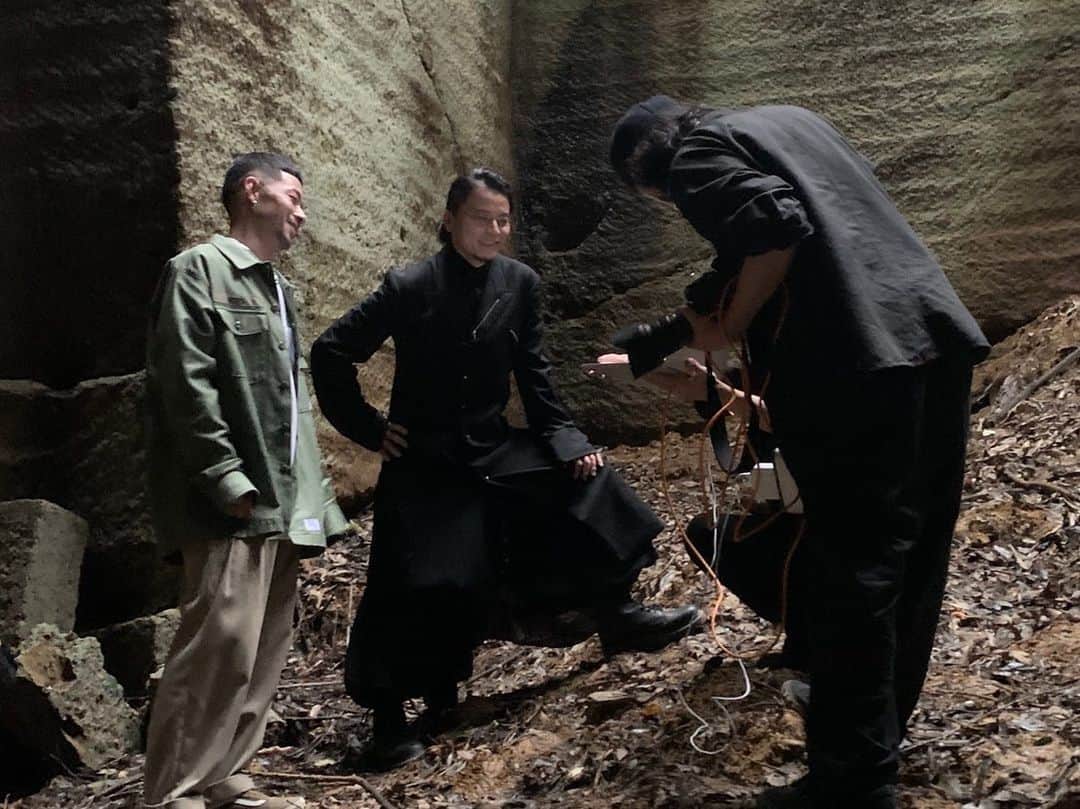 KREVAのインスタグラム：「「タンポポ feat.ZORN」リリースから今日で1ヶ月！引き続き応援よろしくお願いします！12／23発売の「Fall in Love Again feat.三浦大知」にタンポポがインストと共に収録されます。こちらも合わせてよろしくお願いします。 昨日の投稿同様にKREVAの衣装は全身yohji yamamotoです。 そして今日もタンポポ咲いてました！ #KREVA #ZORN #タンポポ #yohjiyamamoto」
