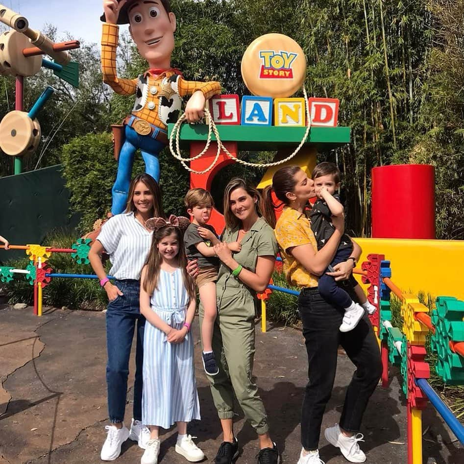 Carolina Cruz Osorioさんのインスタグラム写真 - (Carolina Cruz OsorioInstagram)「• No se pueden perder por nada del mundo desde este Martes 17, los espectaculares capítulos de este sueño hecho realidad en @disneyworld.latino por @diaadiacaracoltv @caracoltv ❤️」11月14日 19時58分 - carolinacruzosorio