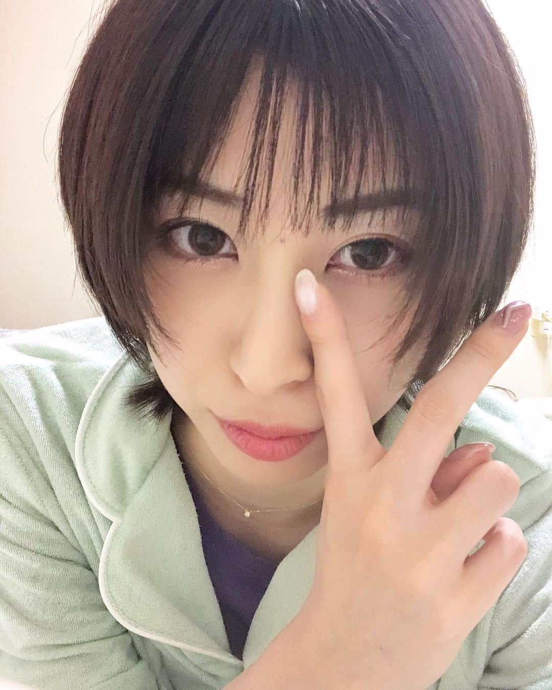 しよりさんのインスタグラム写真 - (しよりInstagram)「おうちでお仕事終わってパジャマに着替えたら寝てた。夜ご飯食べたらまた眠くなってきた😪  #ウルフカット#黒髪ウルフ #ウルフ#guパジャマ#イケメン男子」11月14日 19時59分 - shiyooori