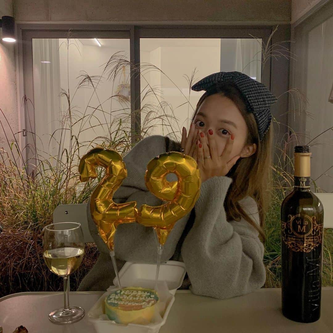 キム・ダヘのインスタグラム：「옴마랑 이모랑 나영이랑 생일파티 꺄르르 🧚🏻‍♂️🤍 너무 아름다운공간에서 히히... 어무이 키워주셔서 감사함니데이 ( 오늘 아니에요,,, 미리생파 )」