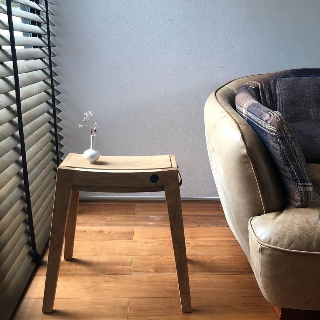 sarasa design storeさんのインスタグラム写真 - (sarasa design storeInstagram)「｜椅子の本質にこだわったコンパクトでシンプルな木製スツール⠀⠀ ・⠀⠀⠀⠀ ⁣────────────────────⠀⠀⠀⠀ ⁣・⠀⠀⠀⠀ ⁣●b2c スタッキングスツール（オーク）⠀⠀⠀⠀⠀ 定価：16,500円 (税込)⠀⠀⠀⠀ ・⠀⠀⠀⠀⠀⠀ ▶お買い物は @sarasa_design アカウントトップから。⠀⠀⠀ ・⠀⠀⠀⠀⠀ ────────────────────⠀⠀⠀⠀ ・⠀⠀⠀ 各部のディテールにこだわったベンチ型のシンプルな木製スツール。座面のカーブが座りやすく工夫されており、スタッキング可能な構造です。シンプルで置き場所を選ばずスリムなプロポーションです。⠀⠀⠀ ・⠀⠀⠀⠀⠀⠀⠀ ────────────────────⠀⠀⠀⠀ ・⠀⠀⠀ 撮影協力： @kurashigoto_ ⠀⠀ ありがとうございました！！⠀⠀⠀⠀⠀ ⁣・⠀⠀ ────────────────────⠀⠀⠀⠀⠀ #sarasadesign をつけて投稿いただいた中からお写真をご紹介する場合がございますので、ぜひ投稿してみてください！！　素敵なお写真お待ちしております！！⠀⠀⠀⠀ ────────────────────⠀⠀⠀⠀ ・⠀⠀ #身の丈暮らし#暮らし#子育て#マイホーム#シンプルな暮らし #シンプルライフ #節約#シンプルライフ#持たない暮らし#ミニマルな暮らし⠀⠀ #sarasadesign⠀#sarasadesignlab #sarasadesignstore⠀⠀ ・」11月14日 20時00分 - sarasa_design