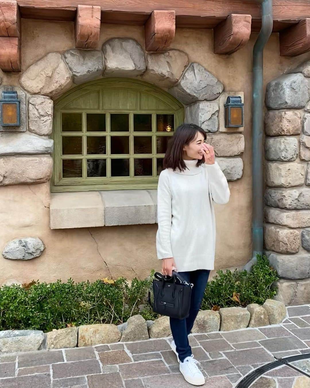 吉田早織のインスタグラム：「・﻿ ディズニーでのファッションは動きやすさと温かさ重視。﻿ ﻿ 履いていたデニムがすごーーく温かくて感動しました✨﻿ ﻿ ﻿ ﻿ 私は1年の半分ヒートテックを着てるくらい極度の寒がりなので、とにかく温かいボトムを探して見つけたのが @kobe_lettuce の裏起毛のデニムパンツ🙌﻿ ﻿ ﻿ ﻿ 最近自転車に乗るし外にいる時間も長いので重宝しそう✨﻿ ﻿ 動きやすくて形が綺麗で、これで1,990円はすごい！﻿ ﻿ ﻿ ﻿ 寒がりさんにおすすめ❣️﻿ ﻿ ﻿ ﻿ ﻿ ﻿ ﻿ ﻿ ﻿ #kobelettuce #神戸レタス #ママコーデ ﻿ #ディズニーコーデ #disneyland #tokyodisneyland #ディズニーランド #東京ディズニーランド #裏起毛パンツ」