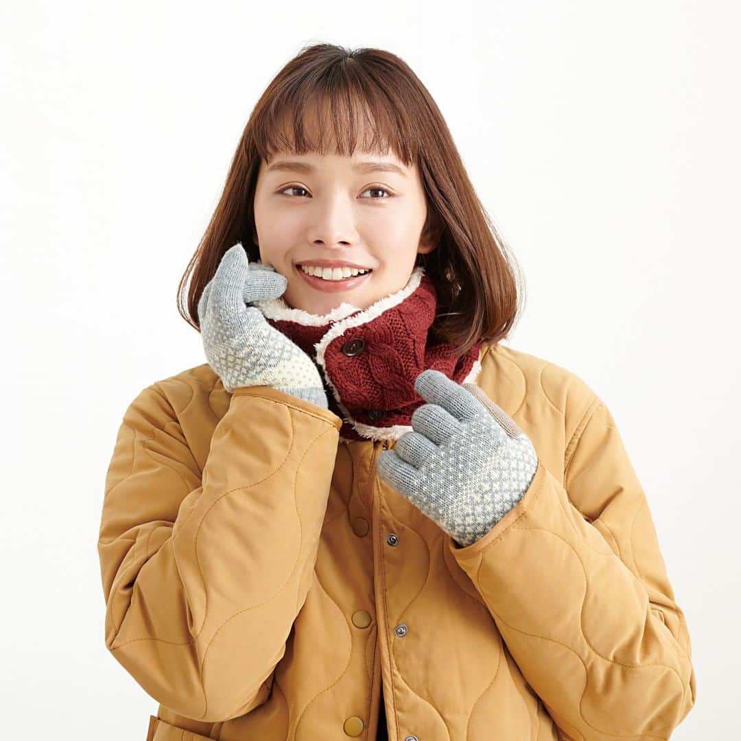 シャンブルオフィシャルさんのインスタグラム写真 - (シャンブルオフィシャルInstagram)「一段と寒くなり、手先が冷えませんか？ お外での冷え対策にはもちろん、リモートワークにも最適の手袋をご紹介♪  なにかとお家で過ごすことの多い今年の冬は、手袋やハンドウォーマーをつけて暖房代をちょっと節約しちゃいましょう。  5本指切り替え手袋　　　　　 616-0129他　890円+税 5本指ボーダー手袋　　　　　 616-0122他　890円+税 指無しフェアアイルハンドウォーマー　616-0153　　890円+税 指無しケーブルハンドウォーマー　　　616-0144　　890円+税 指無しモザイクハンドウォーマー　　　616-0151　　890円+税  #シャンブル #chambre #手袋 #グローブ #ハンドウォーマー #ケーブル編み #指無し手袋 #冷え #冷え性 #冷え対策 #あたため #冷え性改善 #冷えとり #冷えとりコーデ #冷えとりアイテム #末端冷え性 #指先冷え性 #冷え改善 #冷えとり対策 #末端冷え性対策 #てぶくろ #リモートワーク #デスクワーク #デスクワークのお供 #デスクワークの味方 #オフィスワーク #節約 #節約術 #冬小物 #冬アイテム」11月14日 20時00分 - grchambre