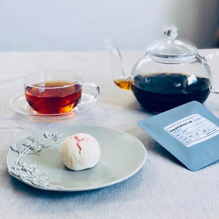 旅色さんのインスタグラム写真 - (旅色Instagram)「＼＼ 旅色が選ぶ " お取り寄せ "／／ 【和紅茶専門店レインブラントティー🌿】  最近話題の国産紅茶＝和紅茶を専門に扱うオンラインショップ☕ 和紅茶の歴史は明治に始まるといわれ、 世界に誇れる品質を秘めています。 日本全国の茶師たちが生み出した、 バラエティ豊かな和紅茶の魅力を伝えたい想いから立ち上げられました。  自分に合った ”自分だけの和紅茶”  見つけてみませんか🌱  -------------------------------------  「新茶2020販売スタートキャンペーン」実施中！ 【キャンペーン内容】 ・3,240円以上（税込）のお買い上げで、送料無料 ・通常5％のお買い上げポイントが、８％にアップ  大変お買い得な期間となっているので、 ぜひお見逃しなく♩  -------------------------------------  ﻿詳細は【旅色】に掲載中！ ▷▶︎▷@tabiiro  https://tabiiro.jp/otoriyose/s/310489-yokohama-rainbrant-tea/  #レインブラントティー　#和紅茶専門店レインブラントティー　#和紅茶　#紅茶　#新茶　#国産紅茶　#紅茶専門店通販　#茶葉　#オンラインショップ　#レインブラントティー　#ギフト　#お取り寄せ　#お取り寄せグルメ　#プレゼント」11月14日 20時00分 - tabiiro