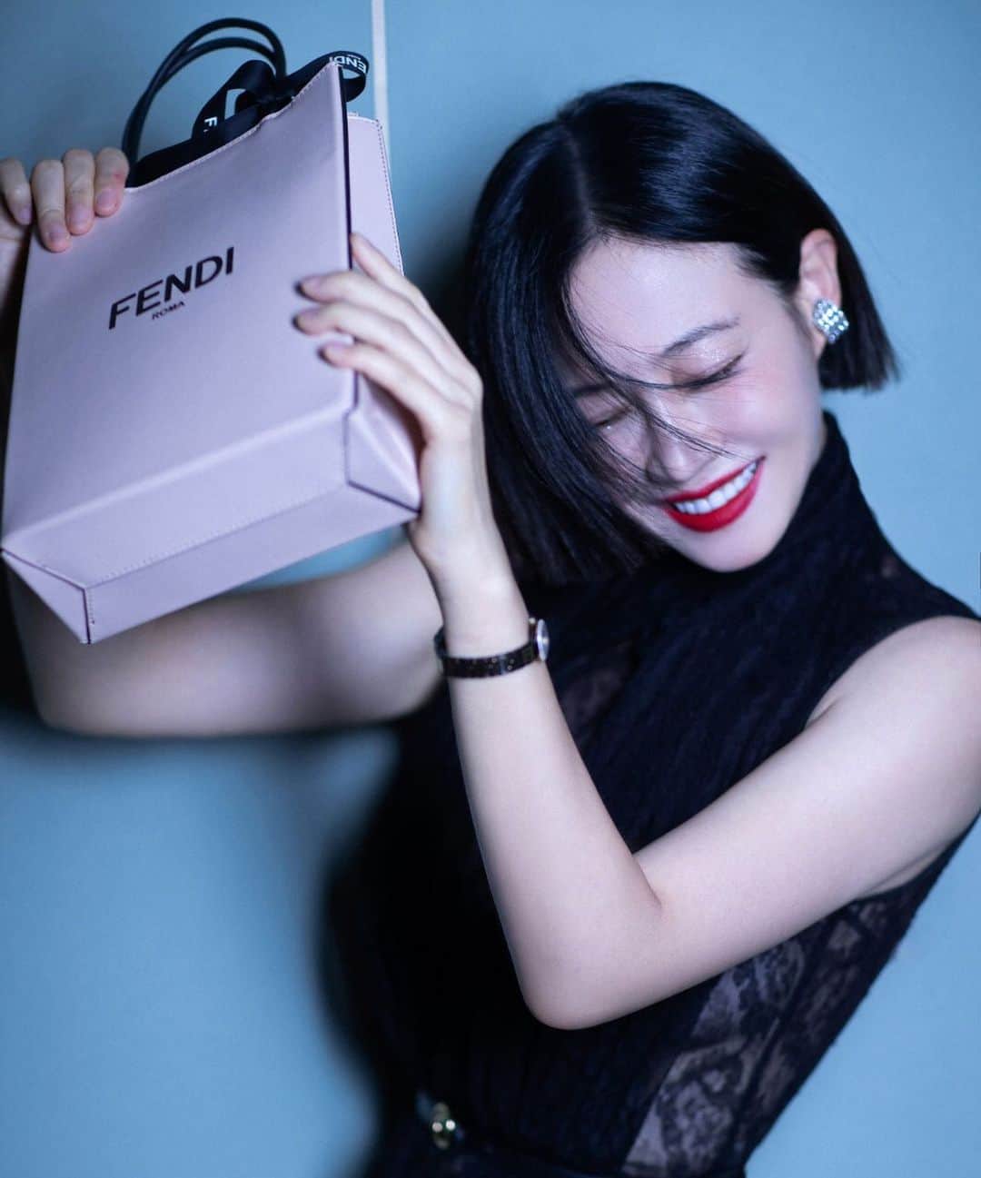 Fendiさんのインスタグラム写真 - (FendiInstagram)「All smiles and classic style, @TanZhuo #Fendi China Brand Ambassador captured while celebrating the launch of the new #FendiHoliday Collection at MASTER in Shanghai.」11月14日 20時01分 - fendi
