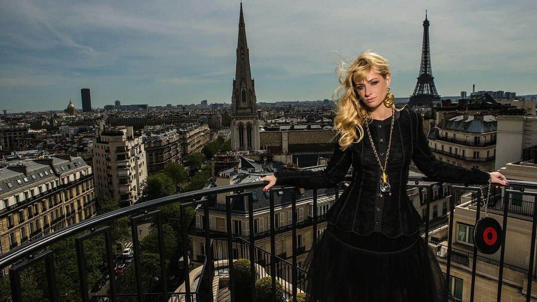 ベス・ベアーズのインスタグラム：「#wanderlust on fleek this am. Listening to Paris Cafe playlists and dreaming of the end of #covid.」