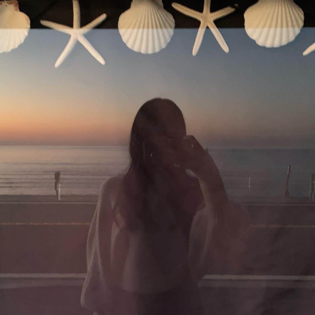 加藤愛梨さんのインスタグラム写真 - (加藤愛梨Instagram)「コットンキャンディーみたいな可愛い色した湘南のお空 ☁ 　☁　　☁　　☁　　☁　　☁　　☁  日の入りは16時半くらいだったかな  海辺で初めて日没見れて、  心地よい波の音  気持ちいい風  心の底から生きてて良かったって  思えちゃった！  我は魚座なり♓️」11月15日 1時36分 - l_ovepear