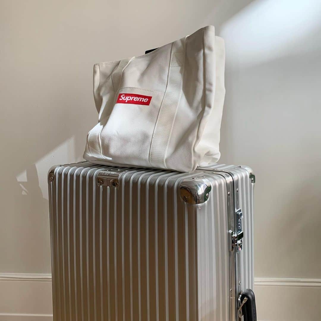 のインスタグラム：「Rready to go back to Japan for a month from the end of the month✈️💕  約10年振りに @rimowa を買い換えました。 以前のはジッパー仕様だったんだけど 最終的にジップが壊れたのでClassicなタイプに、 ハンドルやタイヤのカラーチェンジも出来るんですね〜ちょっと悩んだんだけど黒に落ち着きました。」