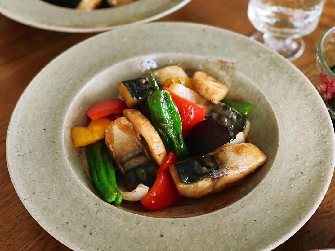 高山直子さんのインスタグラム写真 - (高山直子Instagram)「大好きなサバ🐟ごはん ●ノルウェーサバとカラフル野菜の黒酢炒め ●タコとキュウリわかめの酢の物 ●お豆腐とお揚げさんのお味噌汁 栄養価満点のノルウェーサバ。言わずと知れた栄養価の高いサバ！授乳中なのでDHAを摂ることも大切にしてて、積極的に取り入れたいお魚です🐟ノルウェーサバって1番脂がのる秋に漁獲されているだけあって、シンプルな味付けなのにしっかり旨みがあって最高に美味しいの🤤 レシピ:カットしたサバに両面軽く米粉をまぶして多めの米油で焼き、一度取り出す。 同じフライパンにお好みの野菜を入れ炒め、火が通ったらサバを戻し★にんにくすりおろし（チューブでも）・黒酢大3・砂糖大2:醤油大1・みりん大1・みず大1・片栗粉大1/2を合わせておき、炒めた野菜とサバに★を一気に入れ、全体に絡めて出来上がり！✨  #なおコロ食堂#黒酢炒め#和定食 #SABABREAK #seafoodfromnorway  #ノルウェーサバ#PR」11月14日 20時05分 - nao_70koro