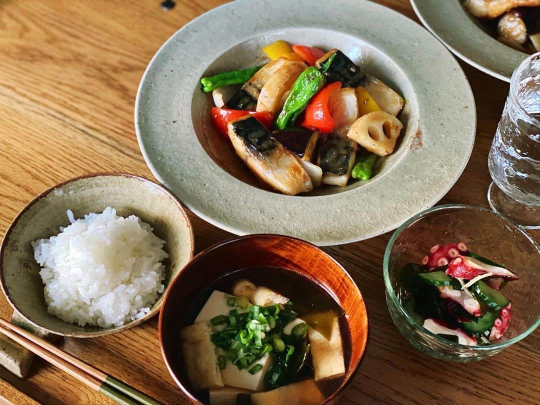 高山直子さんのインスタグラム写真 - (高山直子Instagram)「大好きなサバ🐟ごはん ●ノルウェーサバとカラフル野菜の黒酢炒め ●タコとキュウリわかめの酢の物 ●お豆腐とお揚げさんのお味噌汁 栄養価満点のノルウェーサバ。言わずと知れた栄養価の高いサバ！授乳中なのでDHAを摂ることも大切にしてて、積極的に取り入れたいお魚です🐟ノルウェーサバって1番脂がのる秋に漁獲されているだけあって、シンプルな味付けなのにしっかり旨みがあって最高に美味しいの🤤 レシピ:カットしたサバに両面軽く米粉をまぶして多めの米油で焼き、一度取り出す。 同じフライパンにお好みの野菜を入れ炒め、火が通ったらサバを戻し★にんにくすりおろし（チューブでも）・黒酢大3・砂糖大2:醤油大1・みりん大1・みず大1・片栗粉大1/2を合わせておき、炒めた野菜とサバに★を一気に入れ、全体に絡めて出来上がり！✨  #なおコロ食堂#黒酢炒め#和定食 #SABABREAK #seafoodfromnorway  #ノルウェーサバ#PR」11月14日 20時05分 - nao_70koro