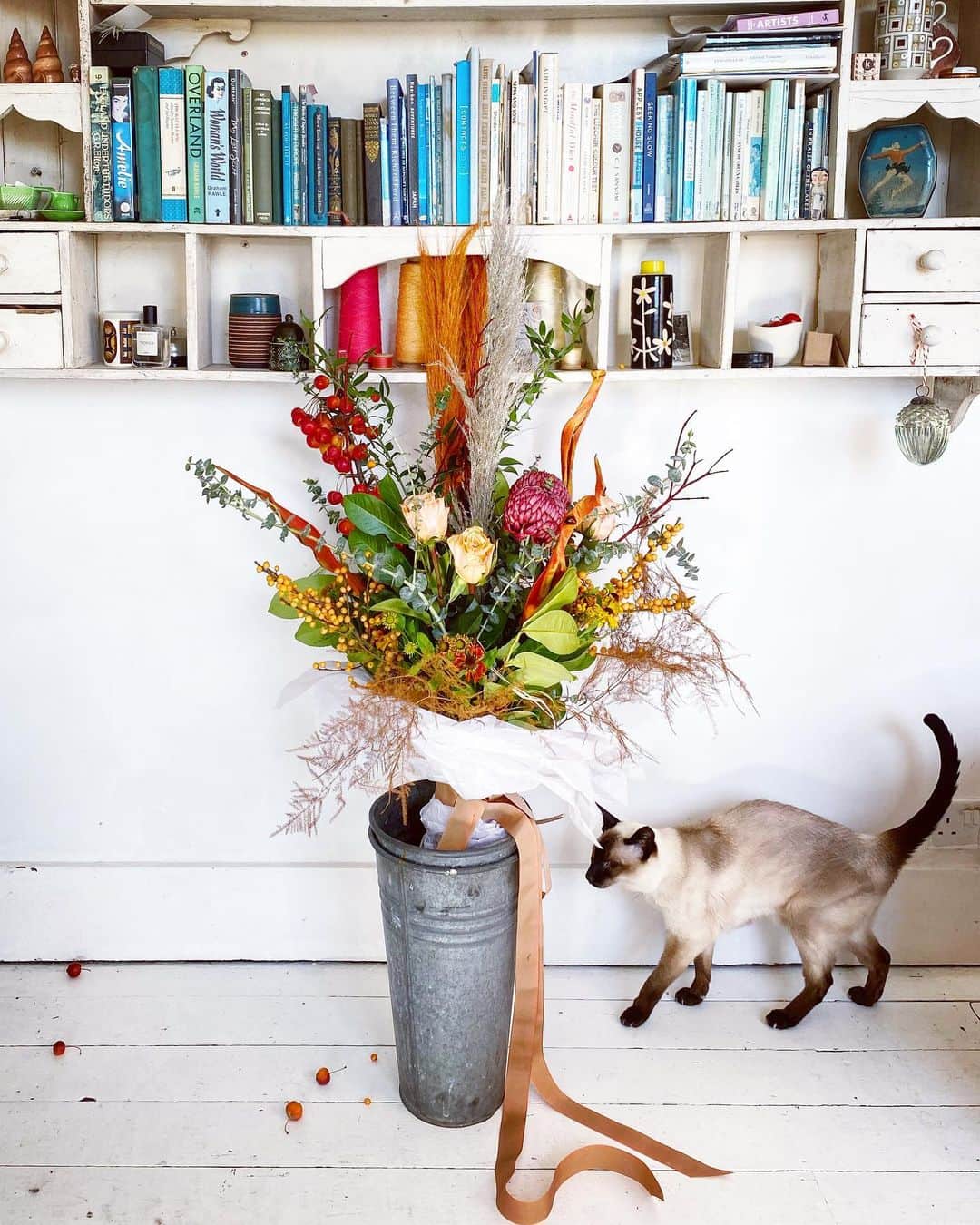Tea and sittingのインスタグラム：「🌿🧡...even though it’s an #onlineopenhouse this year which means that the house itself isn’t actually opening its doors, it still makes my heart sing to fill the house with flowers, especially if they’re created by @katelangdaleflorist ✨🌱 ( thank you SOO much  @susanna.white )」