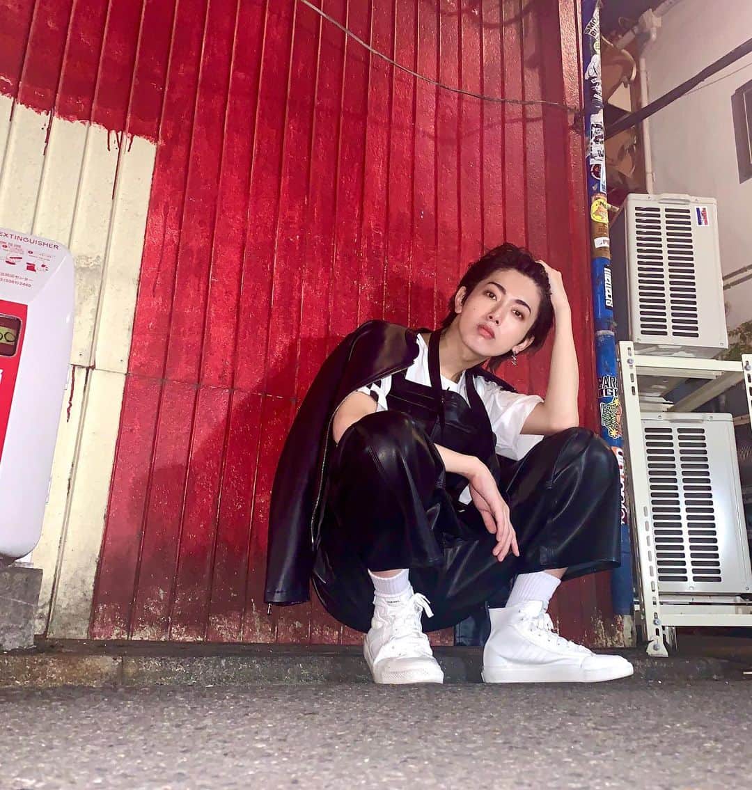 のインスタグラム：「ゴールデン街＝映え📸  今秋のトレンド「#フェイクレザー 」👕 上下フェイクレザーは勇気いるけど、 オーラ出るしテンション上がるから 是非やってみて！  #がおがおくろーぜっと」