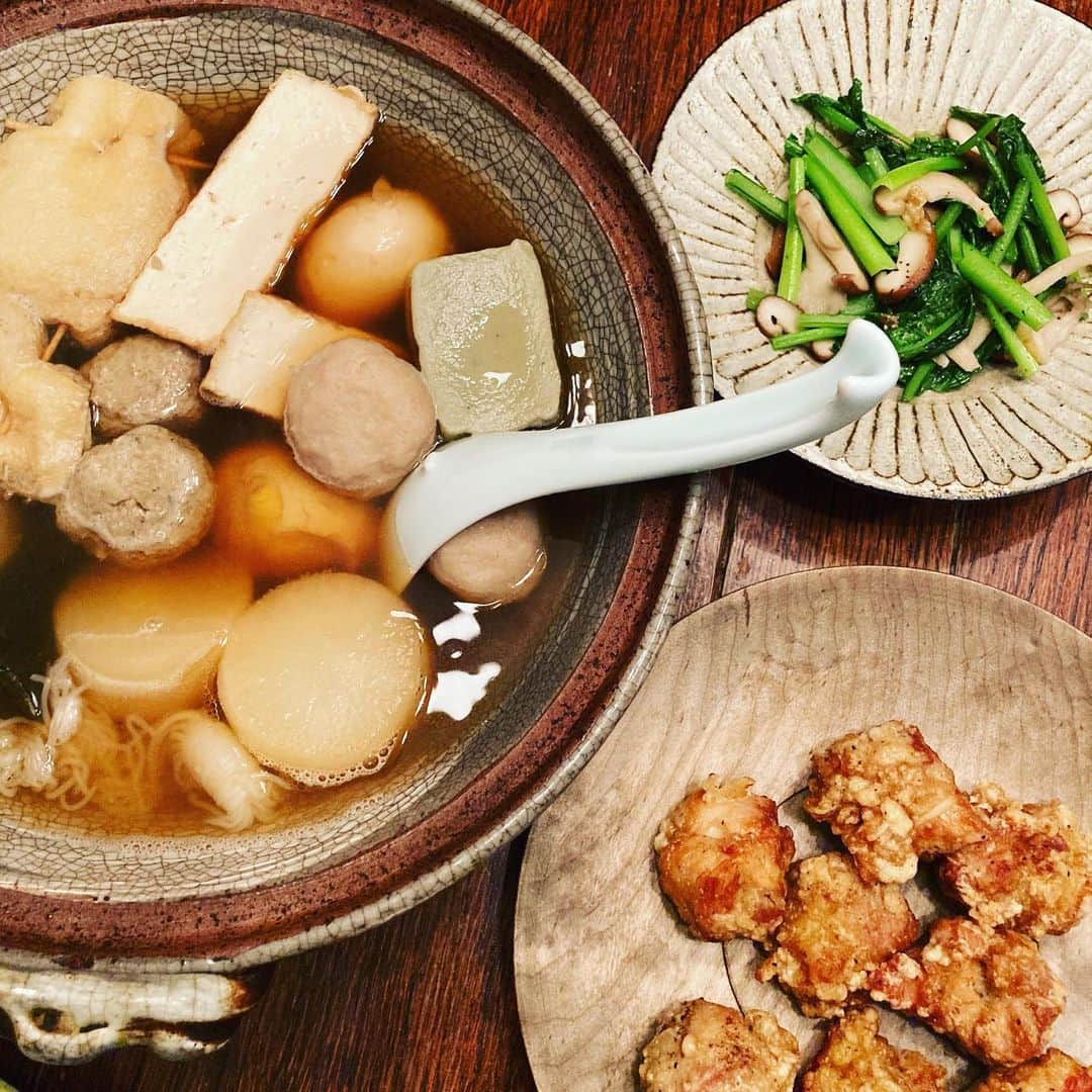 のインスタグラム：「取り寄せた「斎吉」のおでんがなかなかおいしい。鳥の唐揚げは選考会の帰りに調布パルコのお惣菜屋さんで買ったもの。私は小松菜炒めただけだけどぐびぐび飲んじゃう食卓。」