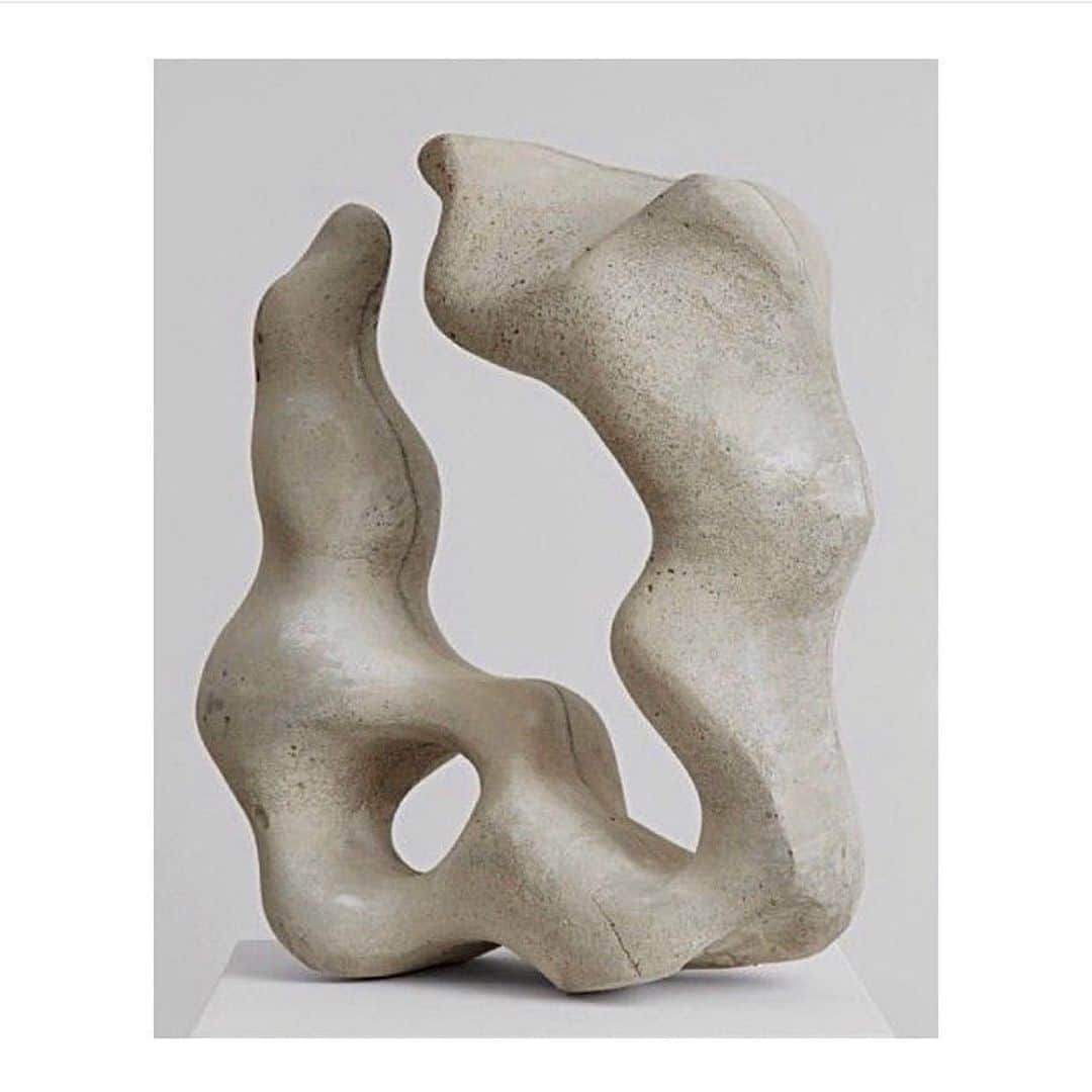エレオノーラ・カリシのインスタグラム：「If we can no longer go to art,  let art come to us  #VanessaDaSilva  #sculpture」