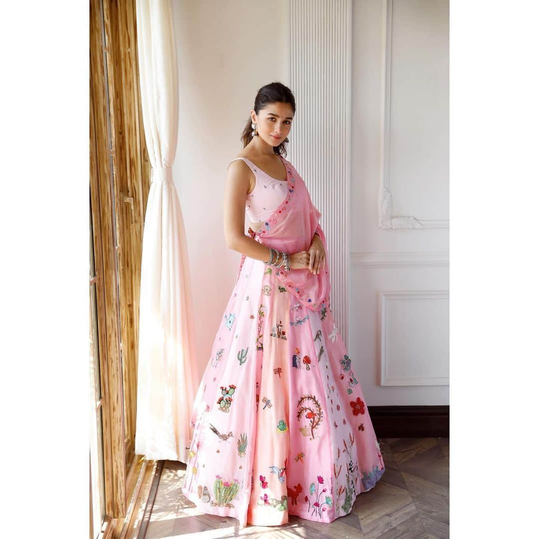 アリア・バットさんのインスタグラム写真 - (アリア・バットInstagram)「This Diwali I wanted to do something different, instead I wore something different  This lehenga is a labour of love of so many amazing people - the children of AOL free schools whose names are embroidered on it and karigars who worked across many months.   Wishing you all a very Happy Diwali 🪔 and hope everyone’s in the pink of health, just like my outfit 🌸」11月14日 20時22分 - aliaabhatt