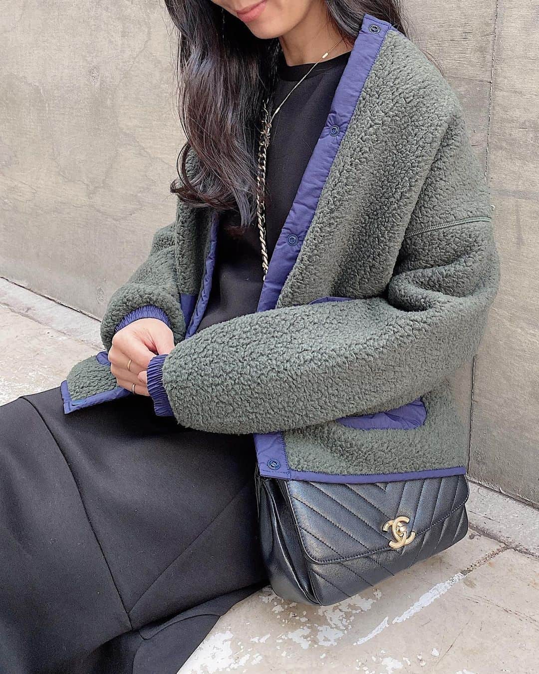 鈴木詩織のインスタグラム：「あったかボアアウター♡ グリーン×ネイビーの配色も好み。 . 再生ペットボトルリサイクル素材をつかったmizunoのリバーシブルジャケットは、ボアフリースとナイロンなのでとっても温かい🥺 . ポーラテックサーマルプロシリーズが通常のフリースよりボア調にすることで機能性に優れた素材になっているそうです❣️ 通りであったか♡ . アウトドアのときでも着れそうだな〜🙋🏾‍♀️ . . . . . #gotobymizuno #travel #travelwear #ootd #ファッションコーデ #mizuno #ミズノ #ポーラテック @gotobymizuno」