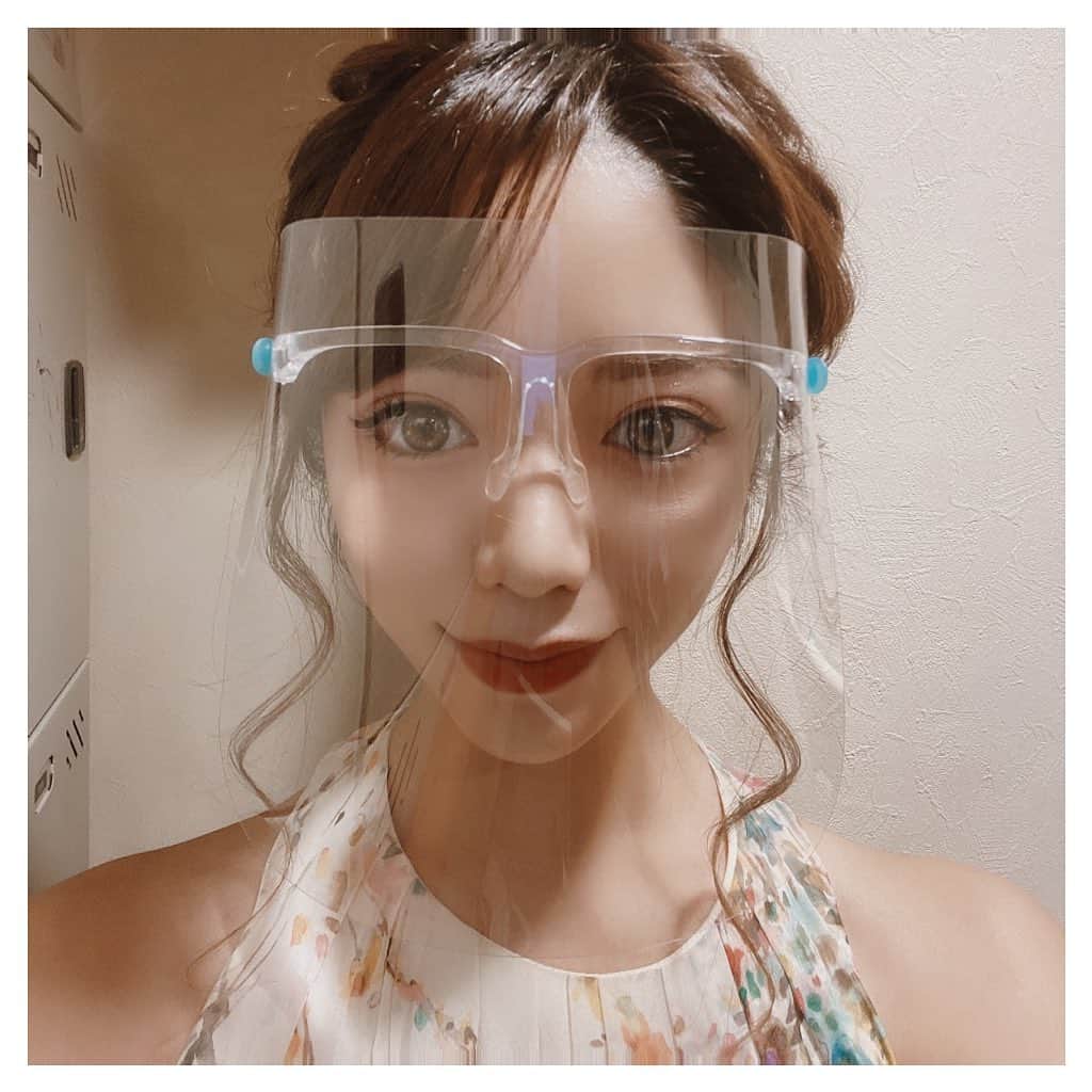 ARIKAのインスタグラム：「withコロナ🦠 . フェイスシールドありなし写真📸 決してイケてるとは思ってませんが この時期にしかあげられない写真 なので記念に…（笑） 街中がマスク姿の人で溢れてる 今の光景ってほんと変な感じ😅 早くコロナが終息しますように🙏🏻 . #フェイスシールド #コロナ対策 #ウイルス対策 #マスク #早くコロナが終息しますように #コロナに負けるな #workout #makeup #hair #me #girl #swag #l4l #love #selfie #bestoftheday #followme #dog #lovedogs」