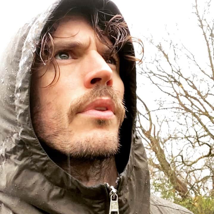 サム・クラフリンのインスタグラム：「Rain it in mate.」