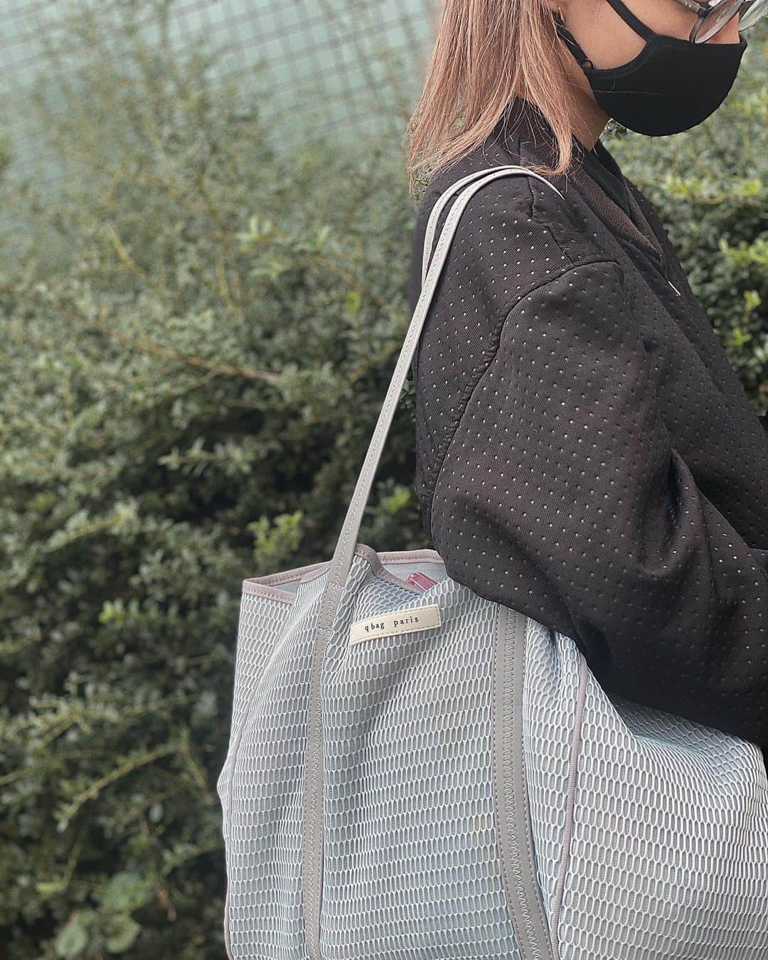 想乃のインスタグラム：「👜 . 最近使ってるバッグ🤍 こういう大きめなバッグって 実はあんまり持ってなかった🤭 めちゃくちゃ広々してて使いやすいし 普段使いにも愛用してるけど エコバッグとして強い🥕 . @qbag_japan のフォロワーさん限定で 15名に1500円offクーポンが抽選でプレゼント中みたい🎁 . #qbag #qbagjapan #qbagparis  #ecobag #エコバッグ #pr」