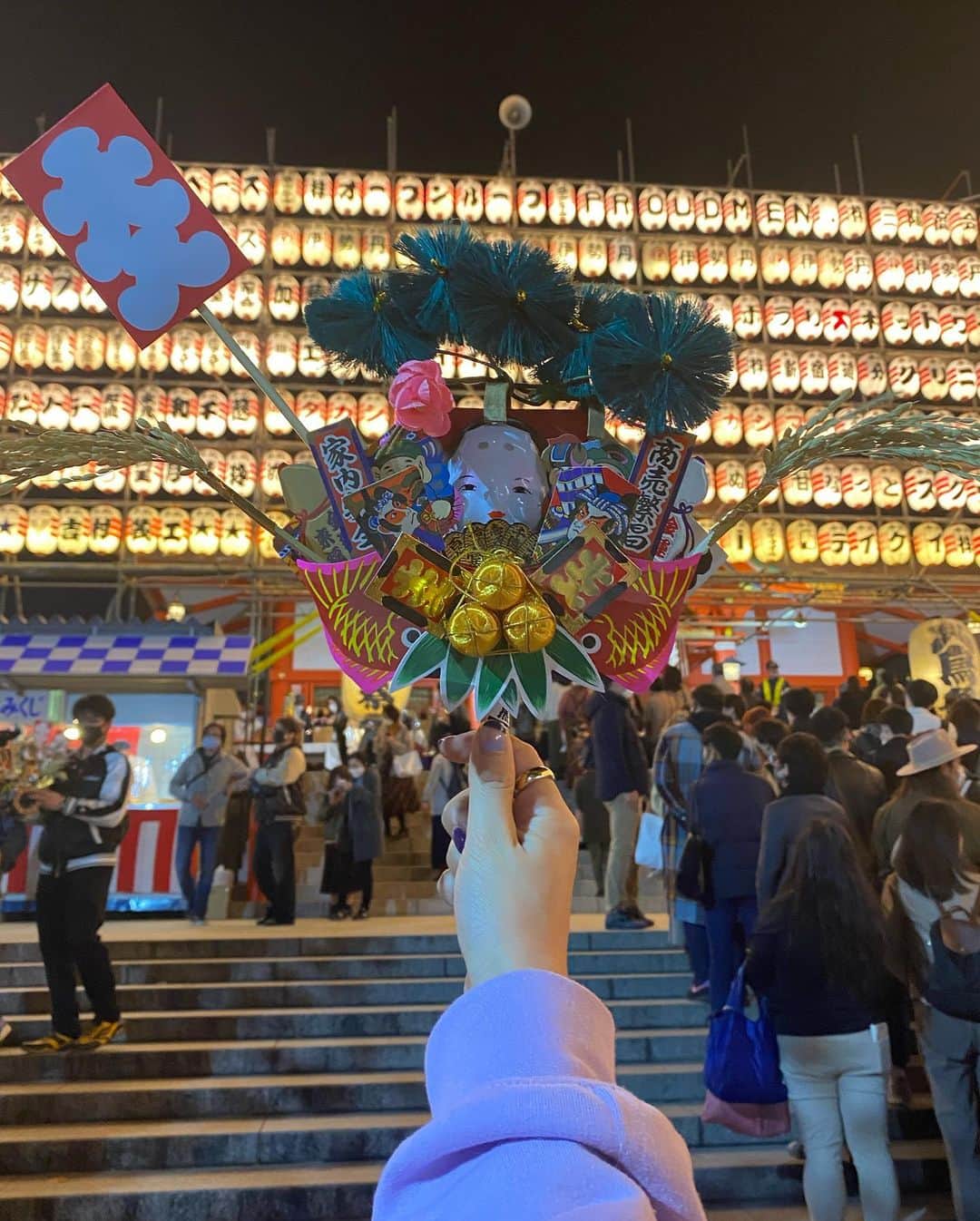 のインスタグラム：「毎年恒例の酉の市⛩💕 商売繁盛‼️ 今年もありがとうございました🥰 来年もお仕事がんばる🦋 #花園神社 #酉の市 #商売繁盛」