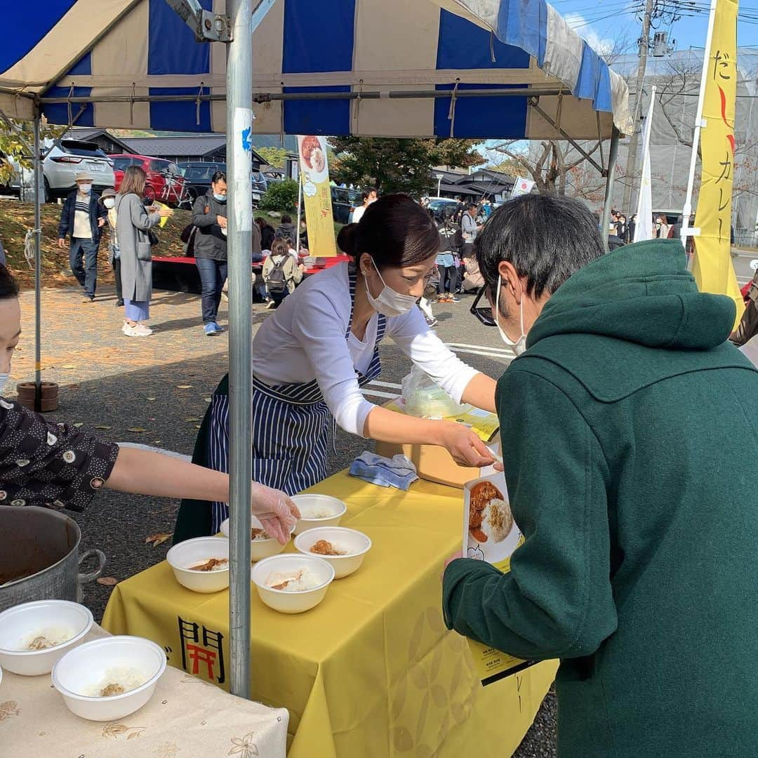 一条もんこさんのインスタグラム写真 - (一条もんこInstagram)「新潟をカレー県に。  今日は弥彦村にて新作カレーのお披露目会を行いました。 ソーシャルディスタンスを保ちながらも、400食があっというまに皆さまの元へ。  1年半かけてようやく誕生した弥彦村の"開運だしカレー"。 http://www.kenoh.com/2020/11/14_yahiko.html 神社ならではの特徴を活かしたいと思い、 神饌である昆布や椎茸の出汁を使い、開運にちなんだカレーを作りました。 食べると幸運が舞い込むような、旨味たっぷりな幸せな出汁感です。  温泉組合の皆さんと何度も何度も何度も試作を繰り返し、やり直し&コロナにも見舞われながらなんとかお披露目に至ることができ、 本当に良かったです。  今後は以下の旅館でカレーをご提供します。宿泊以外の方でも食べられる場所がありますので、詳しくはお問い合わせくださいませ。  開運だしカレー取り扱い店舗  旅館　清水屋様 四季の宿　みのや様 ホテル　ヴァイス様 名代家様 みますや旅館様 弥彦館　冥加屋様 お宿　だいろく様 弥彦の奥湯　上州苑様 山本館様  これからこの場所で、 弥彦の新しい名物として皆さんに愛されますように、、‼︎ そして新潟が盛り上がりますように！！ #開運だしカレー#弥彦村#新潟県#町おこし#弥彦温泉#開運#ご当地カレー#開発#だしカレー#チキンカレー#スパイスカレー#カレー#curry#スパイス#スパイス料理#お披露目会#新潟をカレー県に#一条もんこ」11月14日 20時19分 - monko1215