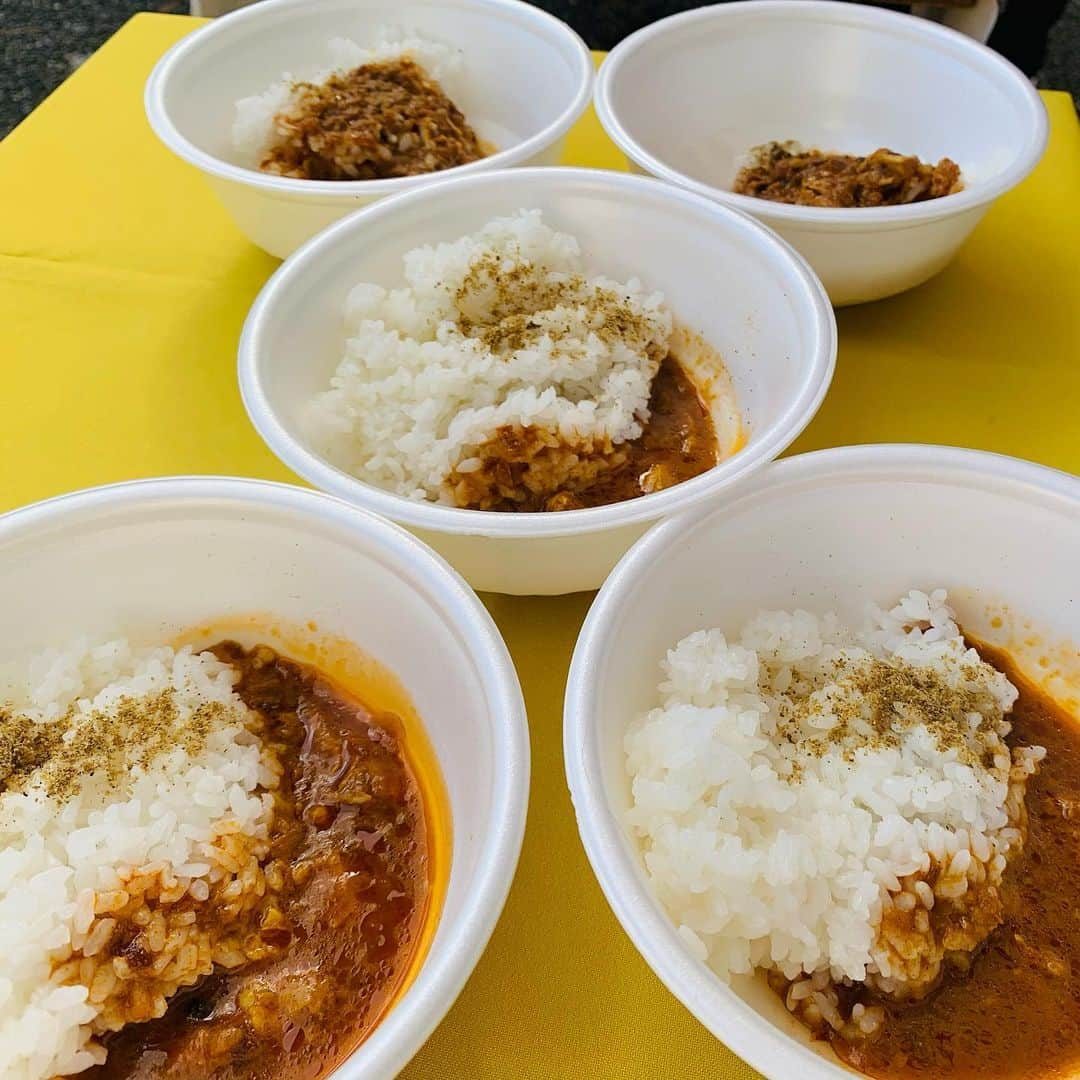 一条もんこさんのインスタグラム写真 - (一条もんこInstagram)「新潟をカレー県に。  今日は弥彦村にて新作カレーのお披露目会を行いました。 ソーシャルディスタンスを保ちながらも、400食があっというまに皆さまの元へ。  1年半かけてようやく誕生した弥彦村の"開運だしカレー"。 http://www.kenoh.com/2020/11/14_yahiko.html 神社ならではの特徴を活かしたいと思い、 神饌である昆布や椎茸の出汁を使い、開運にちなんだカレーを作りました。 食べると幸運が舞い込むような、旨味たっぷりな幸せな出汁感です。  温泉組合の皆さんと何度も何度も何度も試作を繰り返し、やり直し&コロナにも見舞われながらなんとかお披露目に至ることができ、 本当に良かったです。  今後は以下の旅館でカレーをご提供します。宿泊以外の方でも食べられる場所がありますので、詳しくはお問い合わせくださいませ。  開運だしカレー取り扱い店舗  旅館　清水屋様 四季の宿　みのや様 ホテル　ヴァイス様 名代家様 みますや旅館様 弥彦館　冥加屋様 お宿　だいろく様 弥彦の奥湯　上州苑様 山本館様  これからこの場所で、 弥彦の新しい名物として皆さんに愛されますように、、‼︎ そして新潟が盛り上がりますように！！ #開運だしカレー#弥彦村#新潟県#町おこし#弥彦温泉#開運#ご当地カレー#開発#だしカレー#チキンカレー#スパイスカレー#カレー#curry#スパイス#スパイス料理#お披露目会#新潟をカレー県に#一条もんこ」11月14日 20時19分 - monko1215