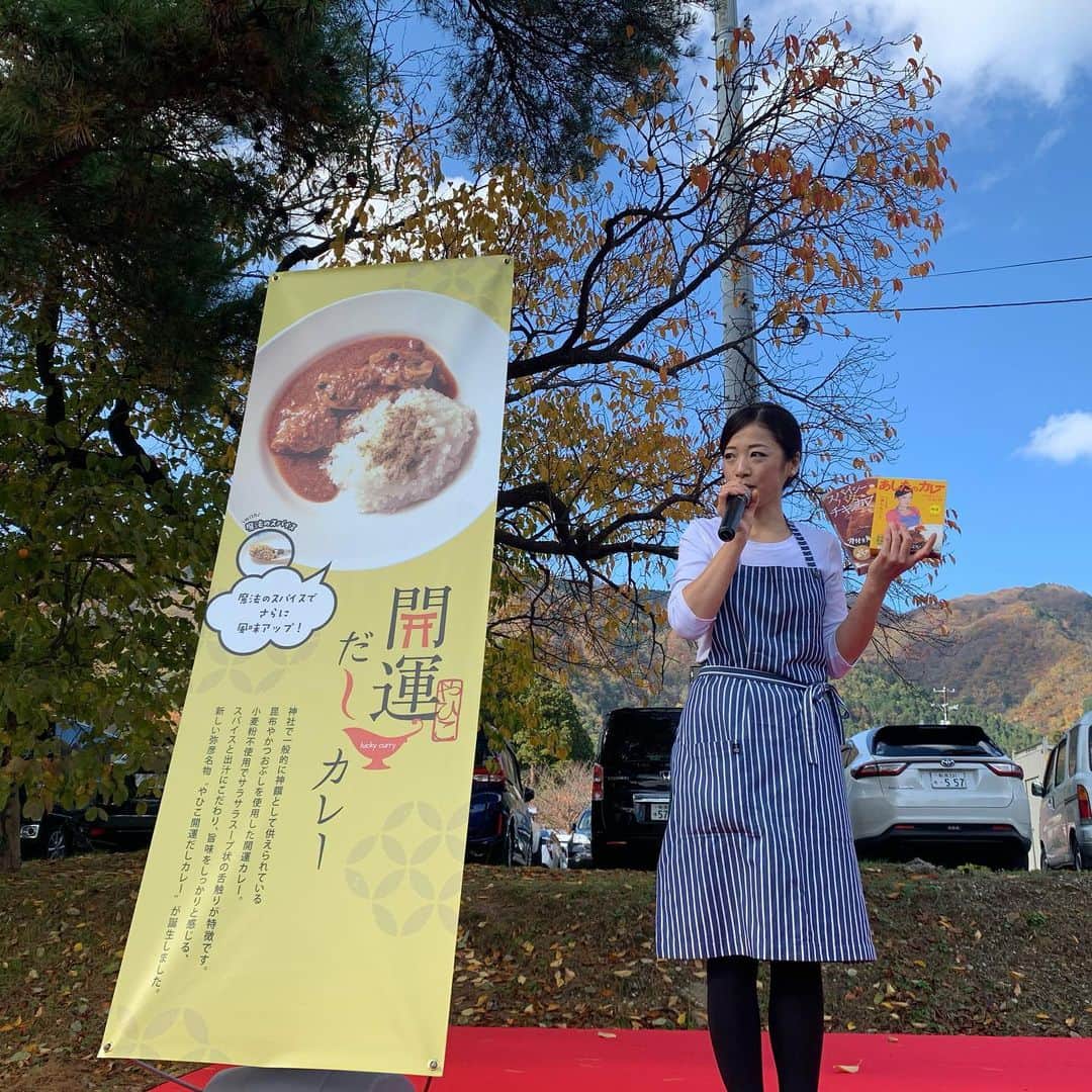 一条もんこさんのインスタグラム写真 - (一条もんこInstagram)「新潟をカレー県に。  今日は弥彦村にて新作カレーのお披露目会を行いました。 ソーシャルディスタンスを保ちながらも、400食があっというまに皆さまの元へ。  1年半かけてようやく誕生した弥彦村の"開運だしカレー"。 http://www.kenoh.com/2020/11/14_yahiko.html 神社ならではの特徴を活かしたいと思い、 神饌である昆布や椎茸の出汁を使い、開運にちなんだカレーを作りました。 食べると幸運が舞い込むような、旨味たっぷりな幸せな出汁感です。  温泉組合の皆さんと何度も何度も何度も試作を繰り返し、やり直し&コロナにも見舞われながらなんとかお披露目に至ることができ、 本当に良かったです。  今後は以下の旅館でカレーをご提供します。宿泊以外の方でも食べられる場所がありますので、詳しくはお問い合わせくださいませ。  開運だしカレー取り扱い店舗  旅館　清水屋様 四季の宿　みのや様 ホテル　ヴァイス様 名代家様 みますや旅館様 弥彦館　冥加屋様 お宿　だいろく様 弥彦の奥湯　上州苑様 山本館様  これからこの場所で、 弥彦の新しい名物として皆さんに愛されますように、、‼︎ そして新潟が盛り上がりますように！！ #開運だしカレー#弥彦村#新潟県#町おこし#弥彦温泉#開運#ご当地カレー#開発#だしカレー#チキンカレー#スパイスカレー#カレー#curry#スパイス#スパイス料理#お披露目会#新潟をカレー県に#一条もんこ」11月14日 20時19分 - monko1215