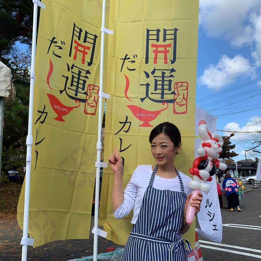 一条もんこさんのインスタグラム写真 - (一条もんこInstagram)「新潟をカレー県に。  今日は弥彦村にて新作カレーのお披露目会を行いました。 ソーシャルディスタンスを保ちながらも、400食があっというまに皆さまの元へ。  1年半かけてようやく誕生した弥彦村の"開運だしカレー"。 http://www.kenoh.com/2020/11/14_yahiko.html 神社ならではの特徴を活かしたいと思い、 神饌である昆布や椎茸の出汁を使い、開運にちなんだカレーを作りました。 食べると幸運が舞い込むような、旨味たっぷりな幸せな出汁感です。  温泉組合の皆さんと何度も何度も何度も試作を繰り返し、やり直し&コロナにも見舞われながらなんとかお披露目に至ることができ、 本当に良かったです。  今後は以下の旅館でカレーをご提供します。宿泊以外の方でも食べられる場所がありますので、詳しくはお問い合わせくださいませ。  開運だしカレー取り扱い店舗  旅館　清水屋様 四季の宿　みのや様 ホテル　ヴァイス様 名代家様 みますや旅館様 弥彦館　冥加屋様 お宿　だいろく様 弥彦の奥湯　上州苑様 山本館様  これからこの場所で、 弥彦の新しい名物として皆さんに愛されますように、、‼︎ そして新潟が盛り上がりますように！！ #開運だしカレー#弥彦村#新潟県#町おこし#弥彦温泉#開運#ご当地カレー#開発#だしカレー#チキンカレー#スパイスカレー#カレー#curry#スパイス#スパイス料理#お披露目会#新潟をカレー県に#一条もんこ」11月14日 20時19分 - monko1215