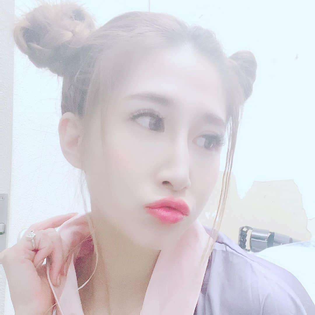 赤崎ティナ（西浦舞由美）さんのインスタグラム写真 - (赤崎ティナ（西浦舞由美）Instagram)「#ラブリー　#lovely #撮影　 赤崎もラブリーになれます🤪 いつもカメラマンの山内くん、ありがとう😉📷 10分で300カット🎥 赤崎がすごいのではなく カメラマンさんとの相性と カメラマンさんの技術👍✨ モデルは、出来て当たり前👍📷 #モデル  知名度低めでよく聞かれるけど #本業　#モデル　です #Japan #Korea #Philippine #camera #movie #カメラマン　さん　#ヘアメイク #ツインヘア　#お団子ヘア　#七変化　 #カメラマンさんに感謝  #オファーお待ちしてます #赤崎ティナ #シンガーソングライター」11月14日 20時19分 - tina_akazaki_official