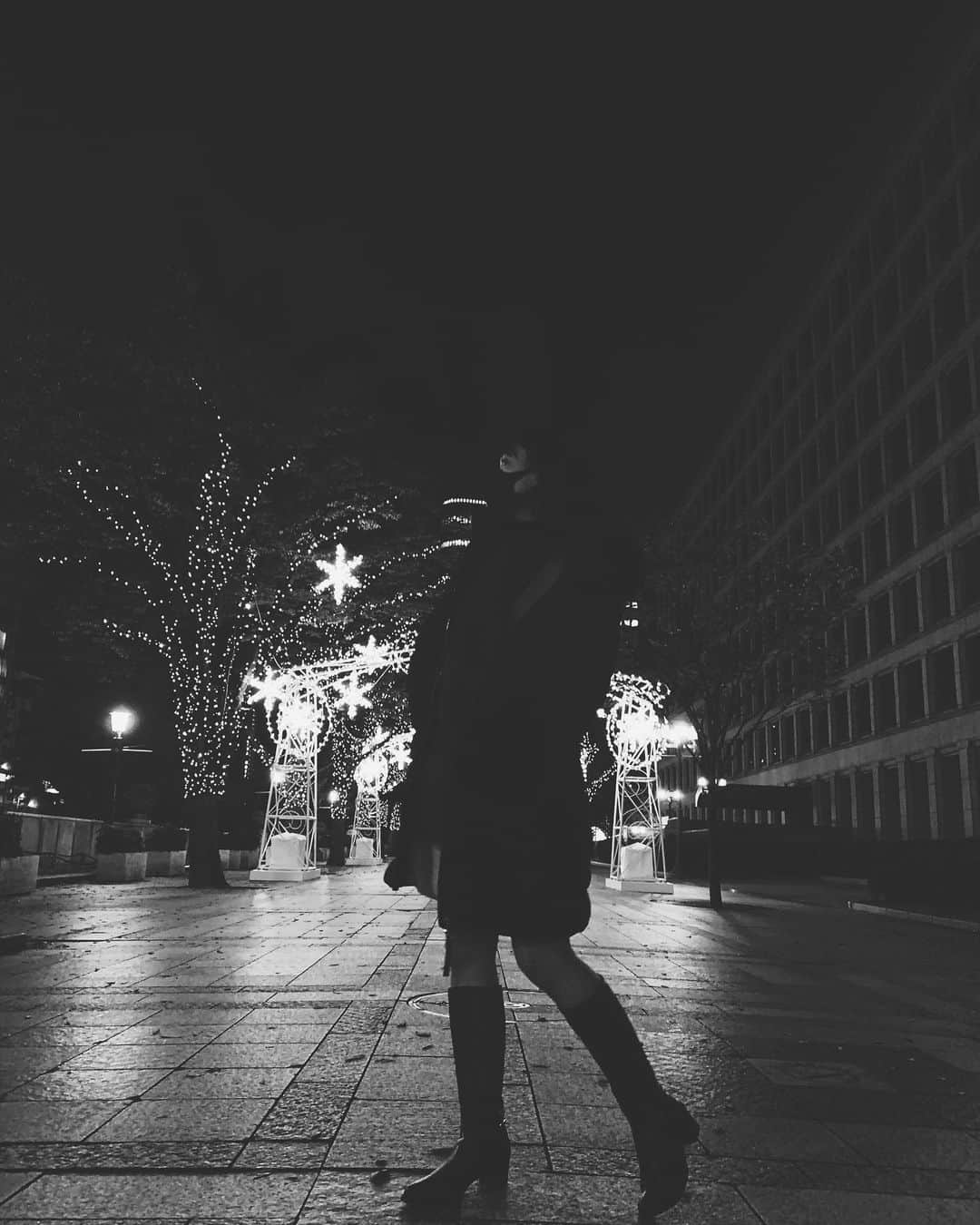 澤田桃佳のインスタグラム：「イルミネの季節ですな〜うんうん^ ^ .  .  .  .  . #イルミネーション　#冬コーデ #モノクロ　#冬 #ロングブーツ #japan #大阪　#osaka #夜景　#大阪イルミネーション　#中之島」