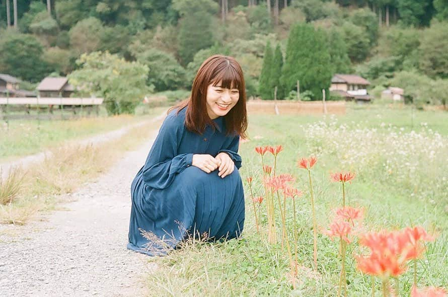 谷口萌衣子さんのインスタグラム写真 - (谷口萌衣子Instagram)「久しぶりにニコニコ萌衣子です！  小さい頃の私は彼岸花が好きで、持って帰ったら火事になるから〜ってよくばあちゃんに言われてました👵🏻 今でも好き。  本日の投票もよろしくお願いしますっ プロフのリンクか、3枚目のURLから投票ページに飛べます！⛷  #ミスキャンパス立命館  #filmphotography #美山かやぶきの里  #美山 #美山町 #京都 #彼岸花 #フィルム」11月14日 20時31分 - moeko_taniguchi