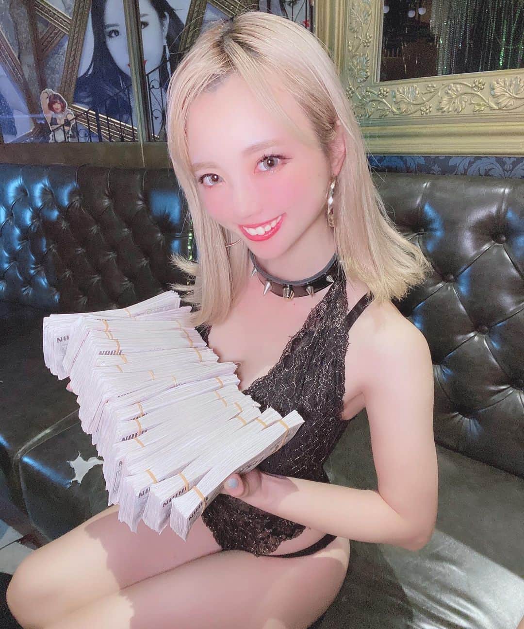 yokoのインスタグラム：「. 昨日は本当に本当にありがとうございました🥺💕 . . . . . . . . . . . . . . . . . . #エンタメ活動を止めない #アジア一のエンターテインメント #burlesque#burlesque lesquetokyo#バーレスク東京#ダンサー#透明少女#model#hairmake#makeup#love#ootd#fashion#instagood#instalike#instafashion#tokyo#white #오오티디‭#셀카#메이크업#머리스타그램 #お洒落さんと繋がりたい#カメラ好きな人と繋がりたい#モデル#東京」