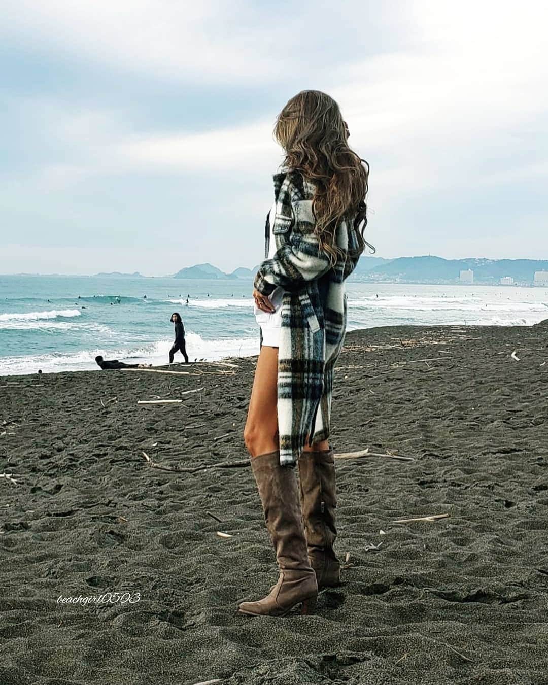 𝑵𝒐𝒓𝒊のインスタグラム：「. . . 今日の陽射しハンパなかったね☀ もちろん浴びたさ🤭 して、ちょっと焼けた😂✌ 11月でもまだ天サロで焼ける😁👌 . . . . 📷𝚂𝚞𝚗, 𝙽𝚘𝚟𝚎𝚖𝚋𝚎𝚛 𝟶𝟾, 𝟸𝟶𝟸𝟶 晴れたり曇ったりだったけど ポカポカでめっちゃ気持ちよかった♡ ひたすらサーファーチェックしてた🤭 . . . . #kamogawa #surf #sea #beach #fashion #autumnfashion #chiba #style #tabijyo #休日 #海 #ビーチ #サーフ #海好き #コーデ #コーディネート #ファッション #大人カジュアル #海外ファッション #外国人風 #ロングヘア #秋コーデ #旅行 #国内旅行 #gotoキャンペーン #千葉 #鴨川 #スナップミー #癒し #海好きな人と繋がりたい」