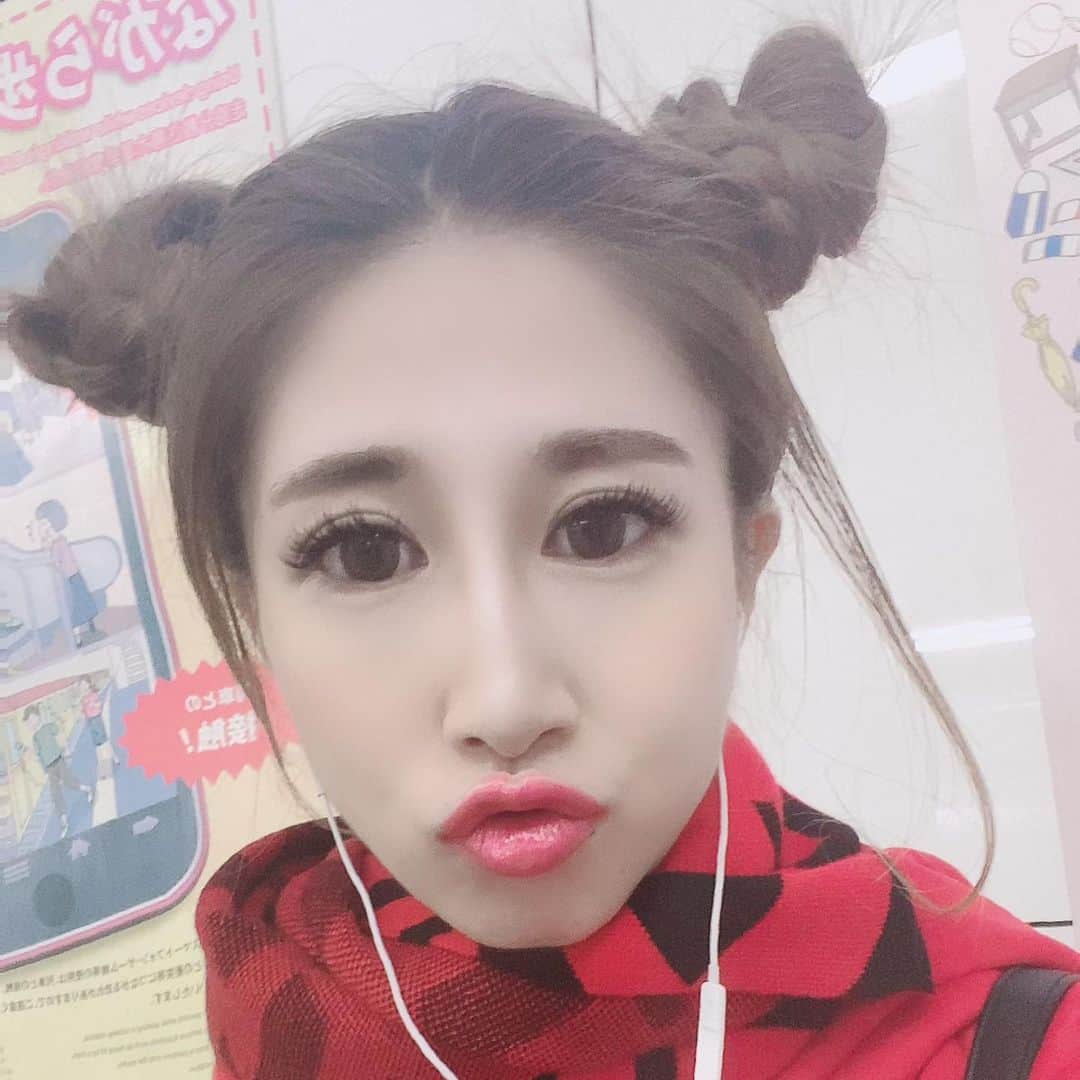 のインスタグラム：「#私服　見えてないねw #パーカー　#ポンチョ　を #マフラーに変えます　 #フェンディ　#ツインヘア　#お団子ヘア　#撮影　#モデル　#赤崎ティナ　#Baby #オフショット　#camera #Movie  #Japan #Korea #Philippine」