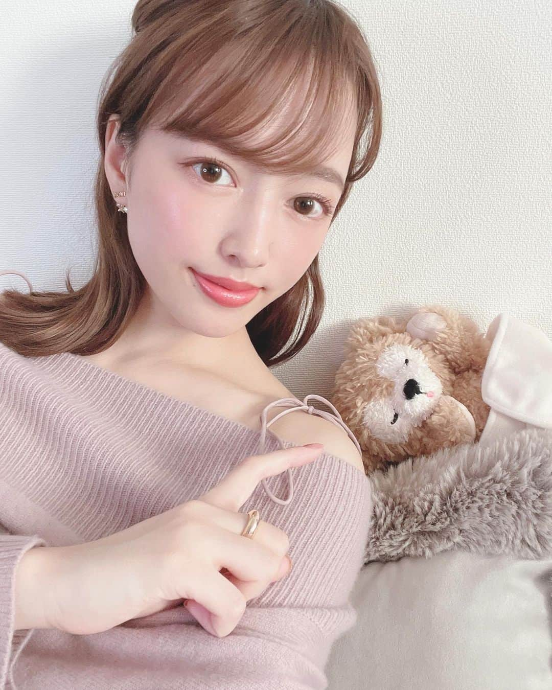 梛野里佳子さんのインスタグラム写真 - (梛野里佳子Instagram)「最近乾燥やばみざわなんですけど皆さん大丈夫でしょうか？🥶  秋冬のスキンケアとか最近のマスクメイクについて動画あげた！  偉そげに禁酒を語ってますが 今日は落ち込んでるので今から呑みます😔✋()  こいつこんなドヤ顔でもう禁酒解禁してんのワロタ、って思いながらぜひYouTube見てください…😔  #youtube #毎日メイク #BIDOL #CANMAKE #chanelmakeup #addiction #diormakeup #スキンケア #メイク動画 #makeup #selfie #snidel #秋コーデ #grwm #マスクメイク   https://youtu.be/2AqFTcJ-ghw」11月14日 20時23分 - naginorikako