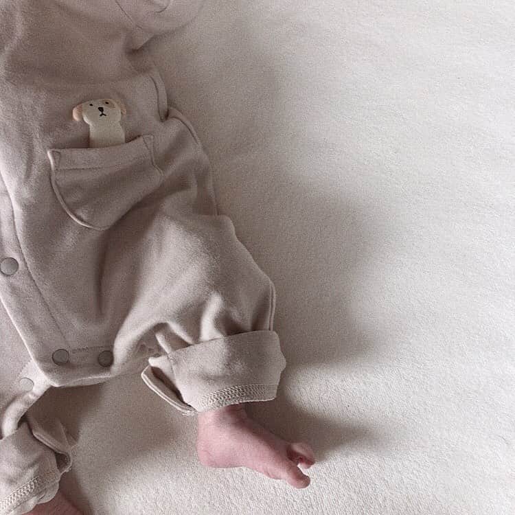 松尾 瞳のインスタグラム：「きょうもしっかり可愛かったね🐶  ２枚目、 佑記がリールに使ってた最近のお気に入り動画👶🏻🤍 本当によく笑うようになった👶🏻🤍🤍 し、なんか喋るようになった👶🏻🤍🤍🤍 そしてほっぺたを自分の爪でひっかいた👶🏻⚡️笑  #令和2年ベビー #ベビスタグラム」