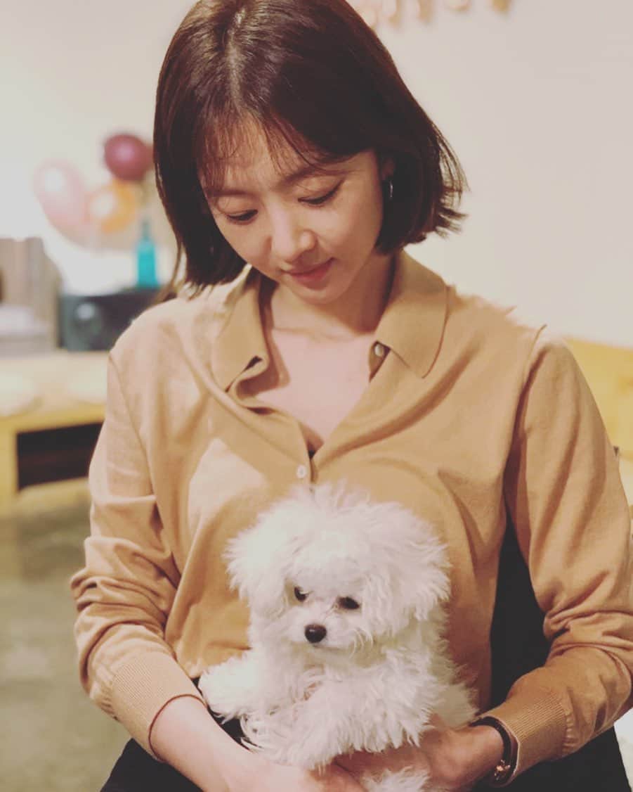 チャン・ヒジンのインスタグラム：「마스크는 사진찍을때만 잠시 벗어두었습니다☺️ 귀한투샷 ㅎ」