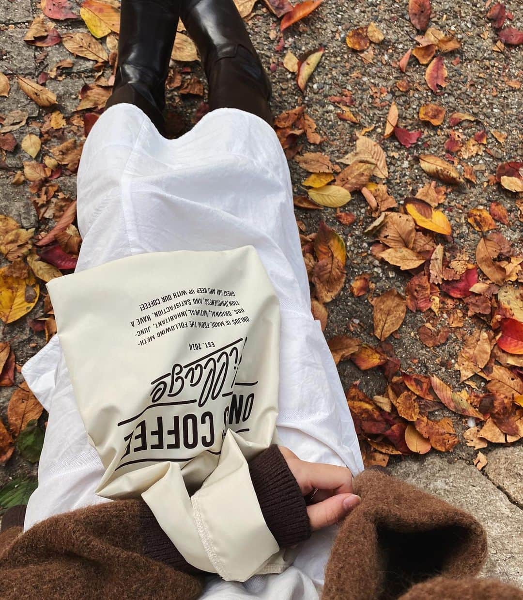 美生のインスタグラム：「☕️🍂 ちょっと公園行く時﻿ ちょっとおでかけする時﻿ ちょっとお買い物する時﻿ ﻿ ﻿ @onijus × @donobanweb  エコバッグが大活躍♡﻿ ﻿ ﻿ 週末買い溜めすることが多いけど﻿ たくさん入るし丈夫だし﻿ ネギがはみ出てても﻿ テンションの上がる可愛さ♡♡﻿ ﻿ ﻿ ﻿」