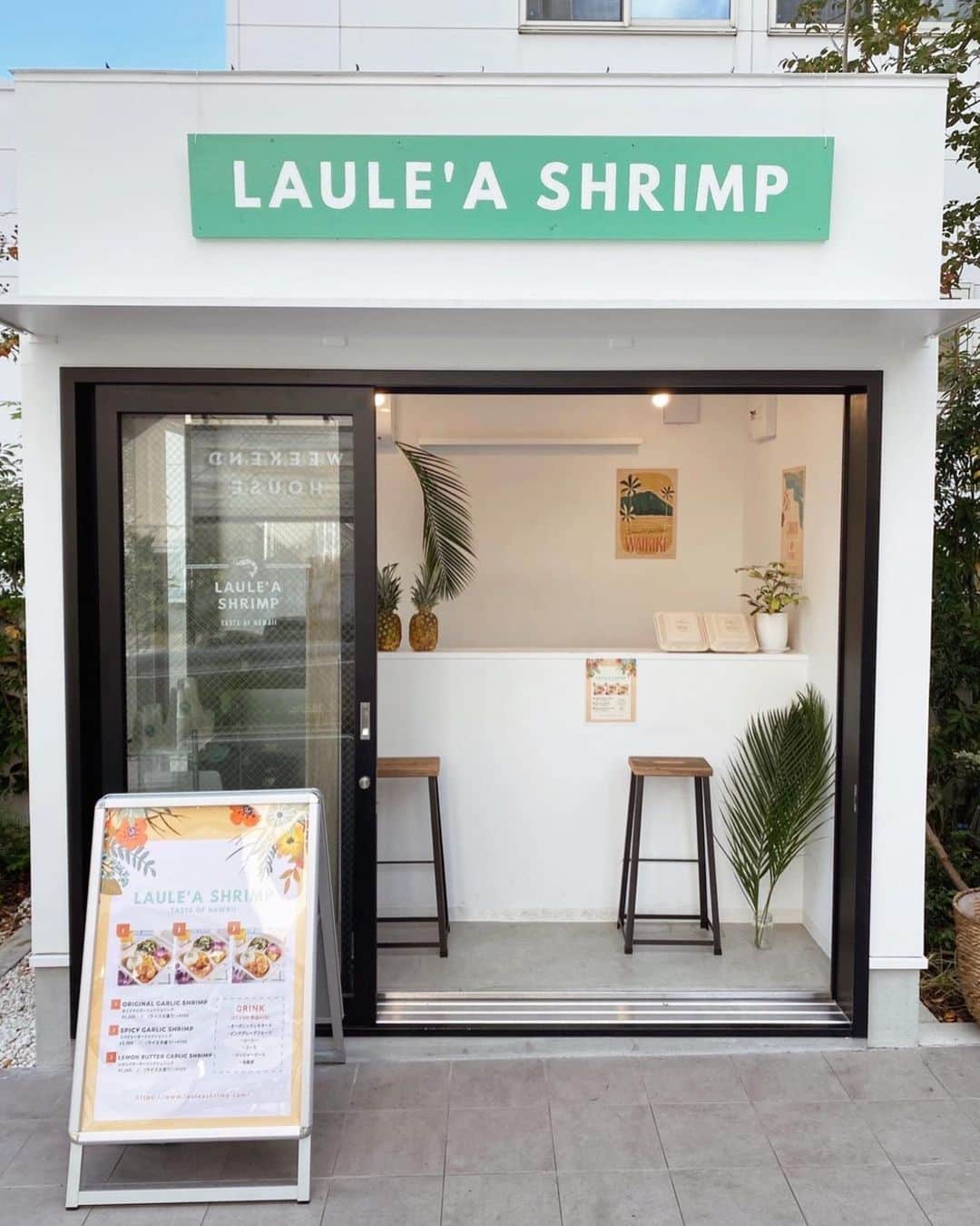 森山菜々のインスタグラム：「.﻿ 無事に先週、天神店もオープンできました🌼﻿ ﻿ またまた、今回も看板手づくりです✌🏽(もう業者)﻿ 2mのデカ看板は初だったけどメンズ陣がしっかりお店にくっ付けてくれました🎢﻿ ﻿ お仕事の行き帰り、休憩時間、天神へ遊びに来た際にフラッと気軽に寄ってほしいです👟🧡﻿ ﻿ #LAULEASHRIMP #CAITACSQUARE GARDEN #ラウレアシュリンプ #カイタックスクエアガーデン」