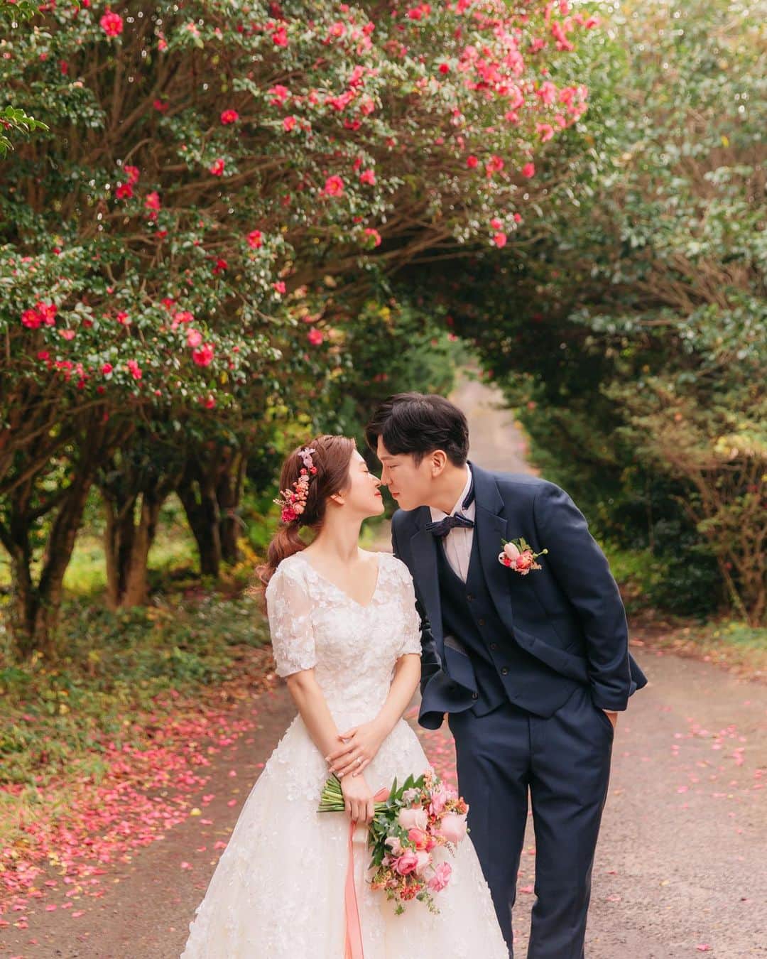 のインスタグラム：「• 정말정말 춥지만 이쁜 동백...🌺 ⠀ #에테르의바다 with #설레다메이크업 @seolleda ⠀ ⠀」