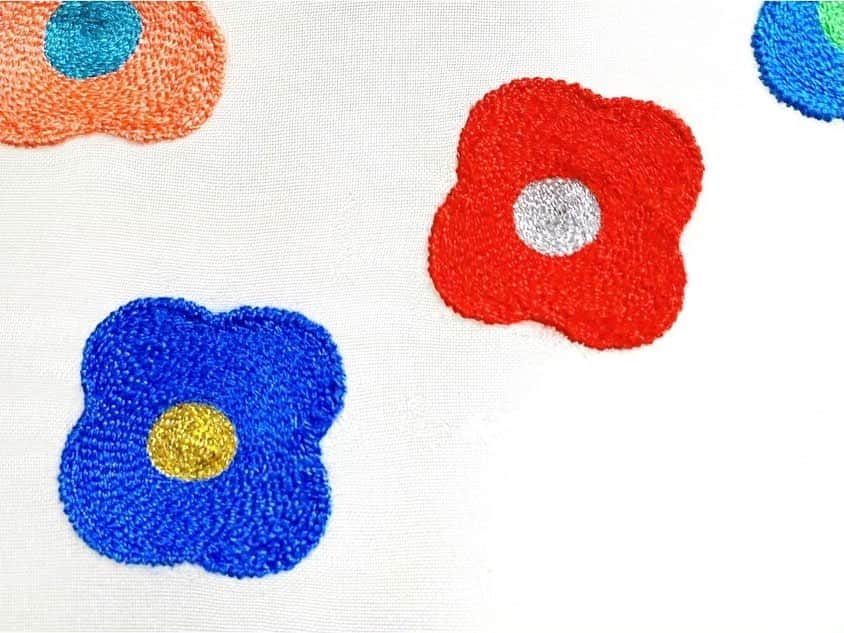 久保陽香さんのインスタグラム写真 - (久保陽香Instagram)「﻿ ﻿ たくさん咲いてきました﻿ ﻿ カラフルなお花がいっぱいで﻿ なんだかハッピーな感じです﻿ ﻿ ﻿ #お花﻿ #刺繍﻿ #embroidery﻿ #アリワーク﻿ #アリワーク刺繍﻿ #オーガンジー刺繍﻿ #くぼ手芸」11月14日 20時47分 - kubo_haru