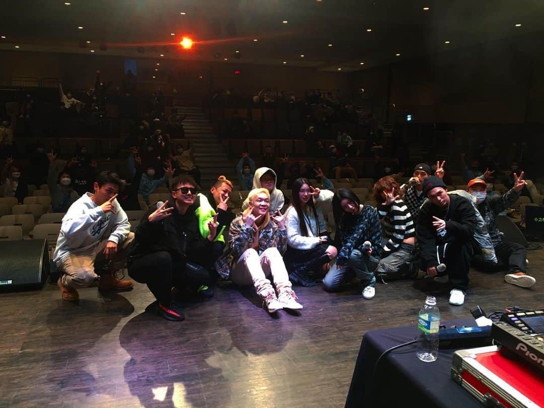 Paloaltoのインスタグラム：「비록 띄엄띄엄 앉아서 마스크 쓰고 흥을 절제하면서 공연을 보셔야 했겠지만 너무 오랜만에 팬들과 눈 마주치면서 공연해서 기뻤습니다!  @hiliterecords」