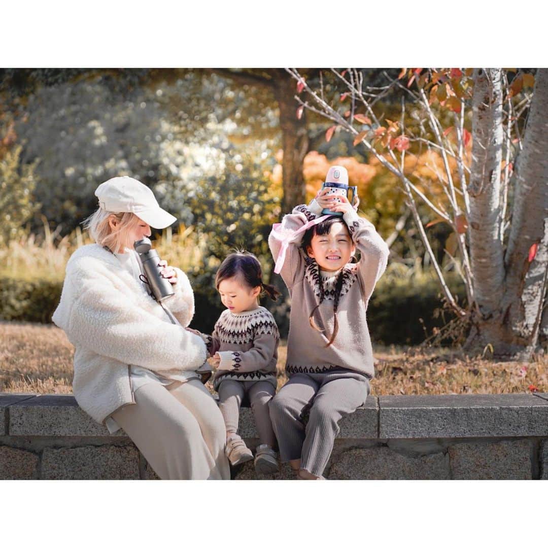 Kyooonのインスタグラム：「少し寒くなってきたけど﻿ 色づきはじめた木々がどれも綺麗で﻿ この季節一番好きだなぁ🍁﻿ ﻿ ﻿コレ！と決めているお茶があって﻿ マイボトルは必須なのです🍵﻿ ﻿ ﻿ 最近大活躍してるストロー付きのマグは﻿ ワンタッチで片手で開封できるし、顔を上げずに飲めるのでマスクをしてる時でも﻿ ささっと水分補給できてすごく気に入ってます◎﻿ （帽子がずれたり落ちたりしないのを気にしなくて良いのも私にはポイント高い。笑）﻿ ﻿ ﻿長女のドット柄のが可愛くって﻿ 自分専用のマグがあると特によくお茶を飲んでくれる☺️🍵ストロー付きなのもママとお揃いやなぁって嬉しいみたい。﻿ 子ども用はコップも付いているので、長く使えるのもいいね☕️﻿ ﻿ ﻿ ﻿ いま公式Instagram開設記念で、フォロー＆キャンペーンの投稿へコメントをすると﻿ ストローマグボトルセットを10名にプレゼントだそう✨ 親子で好きな色が選べるので、ぜひ﻿ @peacock_official_jp をチェックしてみてね😊﻿ ﻿ #pr#ピーコック魔法瓶#ピーコック#マグボトル #マイボトル#ストローマグ#マグ#ママ#親子#子供のいる暮らし#水筒#ベビーマグ#ストロー#親子で楽しむ #peacock#ステンレスボトル#プレゼントキャンペーン#キャンペーン企画﻿」