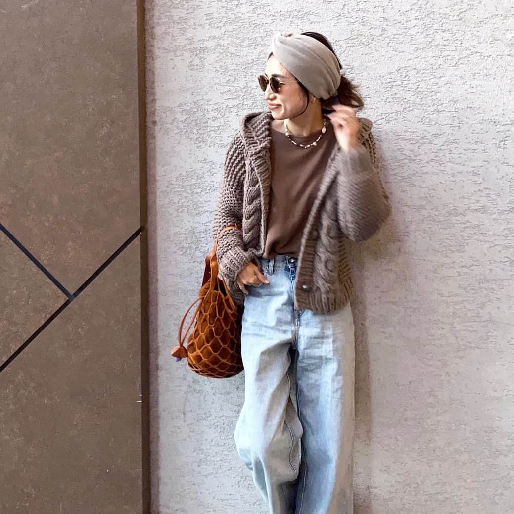 eiko kagamiのインスタグラム：「. . 今日の午後は @sandlessmoon のセットアップのトップス×デニム でお出かけ👖 ニットカーデとの相性も最高🧶!!🤎 . 明日もお天気良さそうで嬉しい週末だ❤︎ . . . . #coodinate #fashion #sandlessmoon #ニットカーディガン  #デニムコーデ #大人カジュアル #カジュアルコーデ」