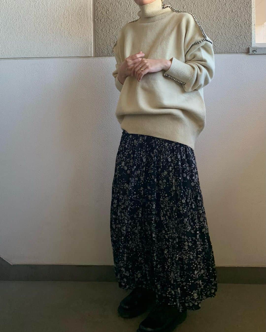 my9mj8のインスタグラム：「﻿ 　﻿ @selectmoca の ステッチがかわいいニット🦙🦙﻿ ﻿ しっかりしてて暖かくて🥰﻿ ハイネックの高さとシルエットもかわいい！！﻿ たくさん着よう〜❤️﻿ ﻿ ﻿ ﻿ 今日は暖かすぎて途中で脱いじゃった笑﻿ ﻿ ﻿ ﻿ #ファッション#コーデ#コーディネート#fashion #coordinate #code #オシャレ #ootd #outfit #wear﻿ #selectmoca」